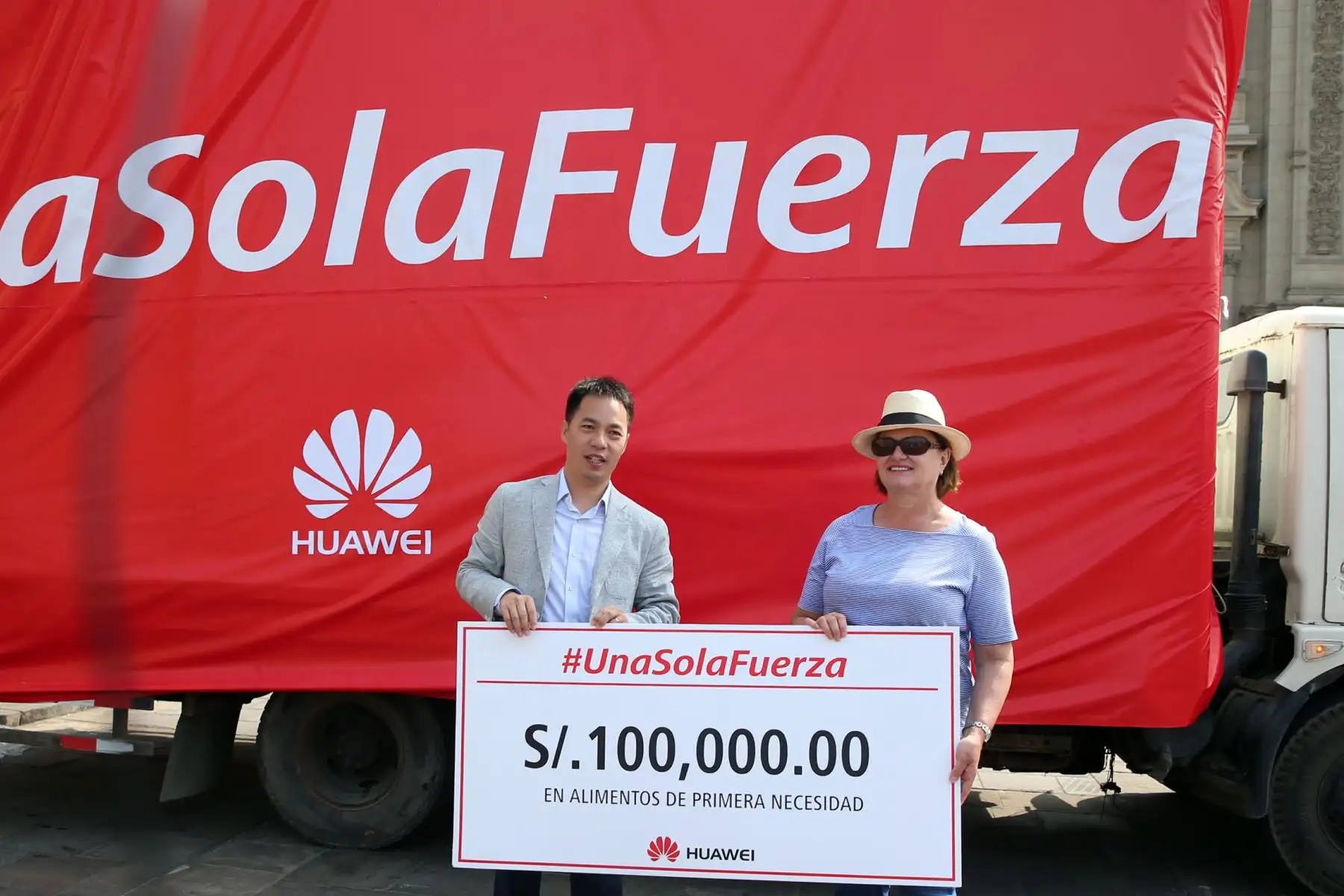 LIMA, PERÚ-MARZO 26. Continua llegando la ayuda, Sra. Nancy Lang de Kuczynski, recibe personalmente las donaciones en favor de los damnificados por las fuertes lluvias. Foto: ANDINA/Dante Zegarra