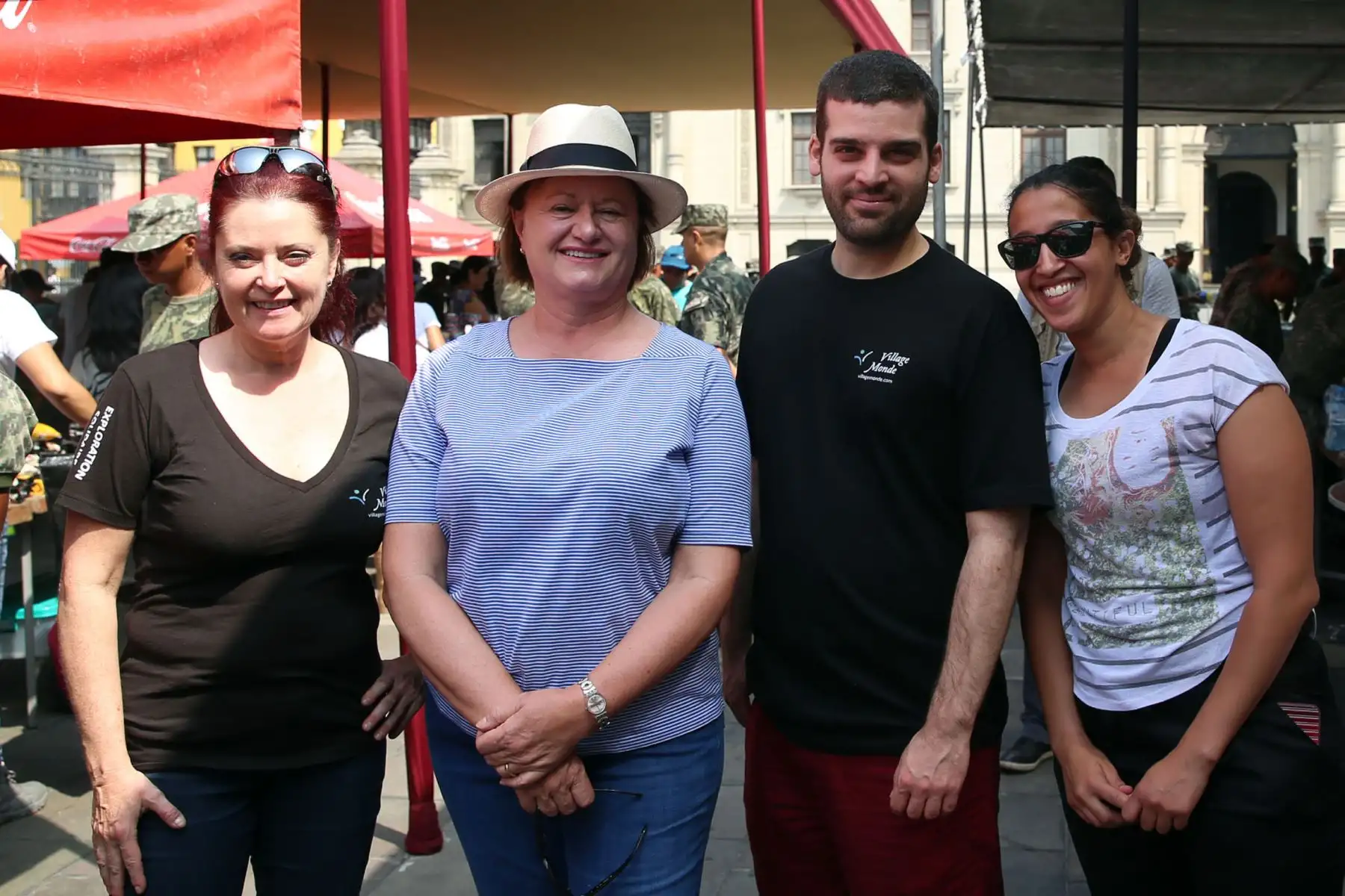 LIMA, PERÚ-MARZO 26. Continua llegando la ayuda, Sra. Nancy Lang de Kuczynski, recibe personalmente las donaciones en favor de los damnificados por las fuertes lluvias. Foto: ANDINA/Dante Zegarra