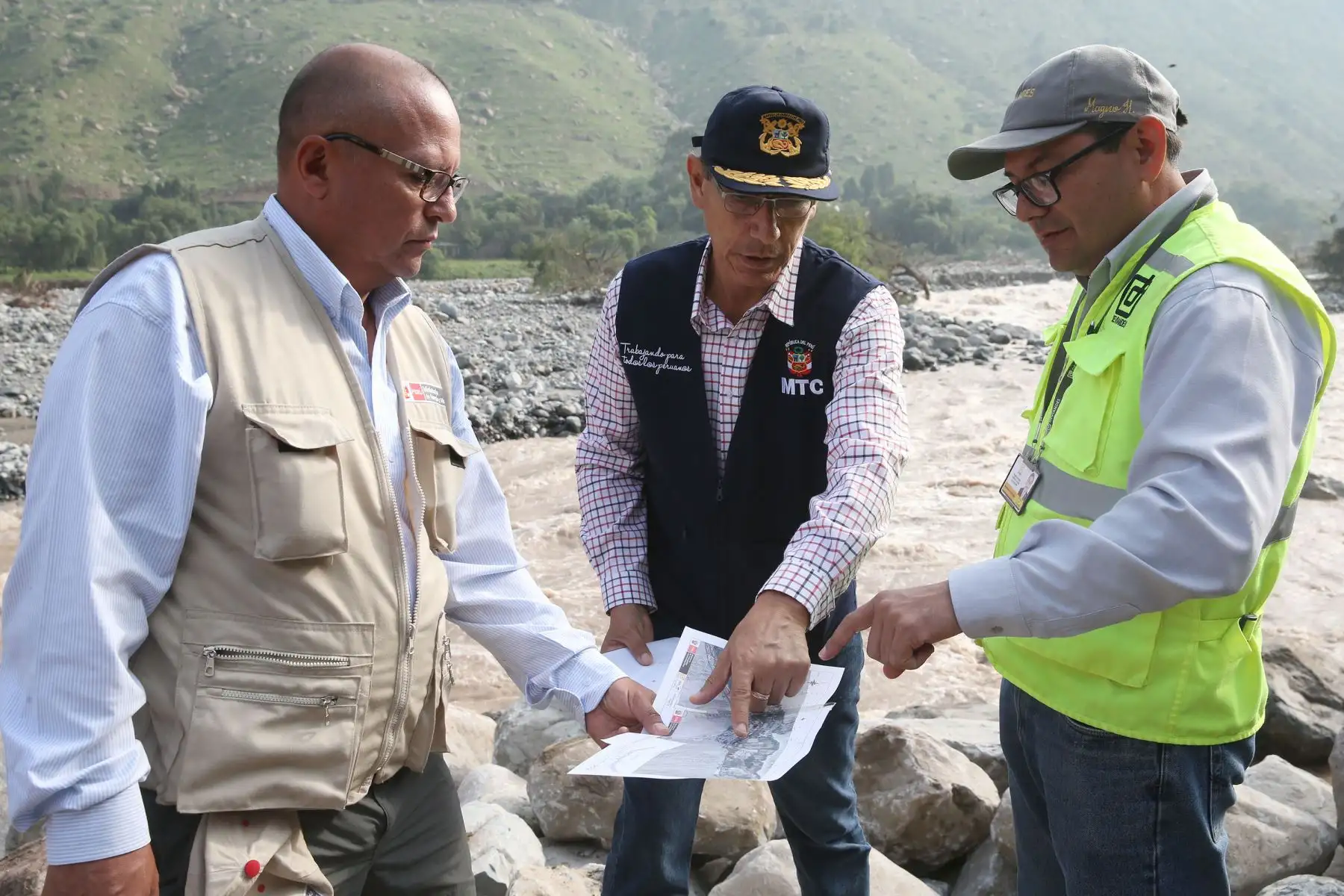 LIMA,PERÚ-MARZO26. Ministro de Transportes y Comunicaciones, Martín Vizcarra, y el titular de Energía y Minas, Gonzalo Tamayo, supervisa las labores de recuperación de la Carretera Central, en la zona de Cupiche. ANDINA : ANDINA/Vidal Tarqui