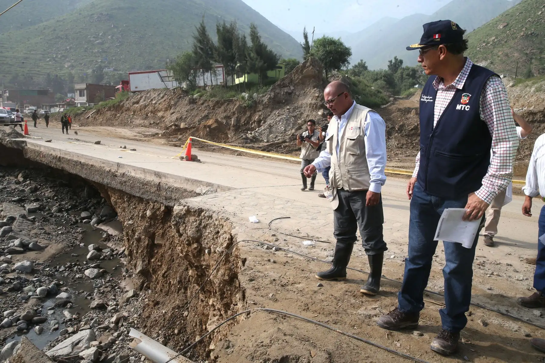 LIMA,PERÚ-MARZO26. Ministro de Transportes y Comunicaciones, Martín Vizcarra, y el titular de Energía y Minas, Gonzalo Tamayo, supervisa las labores de recuperación de la Carretera Central, en la zona de Cupiche. ANDINA : ANDINA/Vidal Tarqui