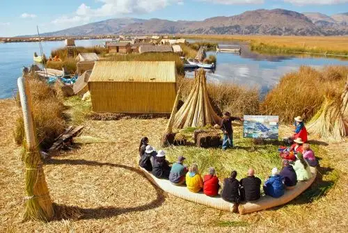 Turismo rural comunitario en islas de Los Uros en el lago Titicaca.