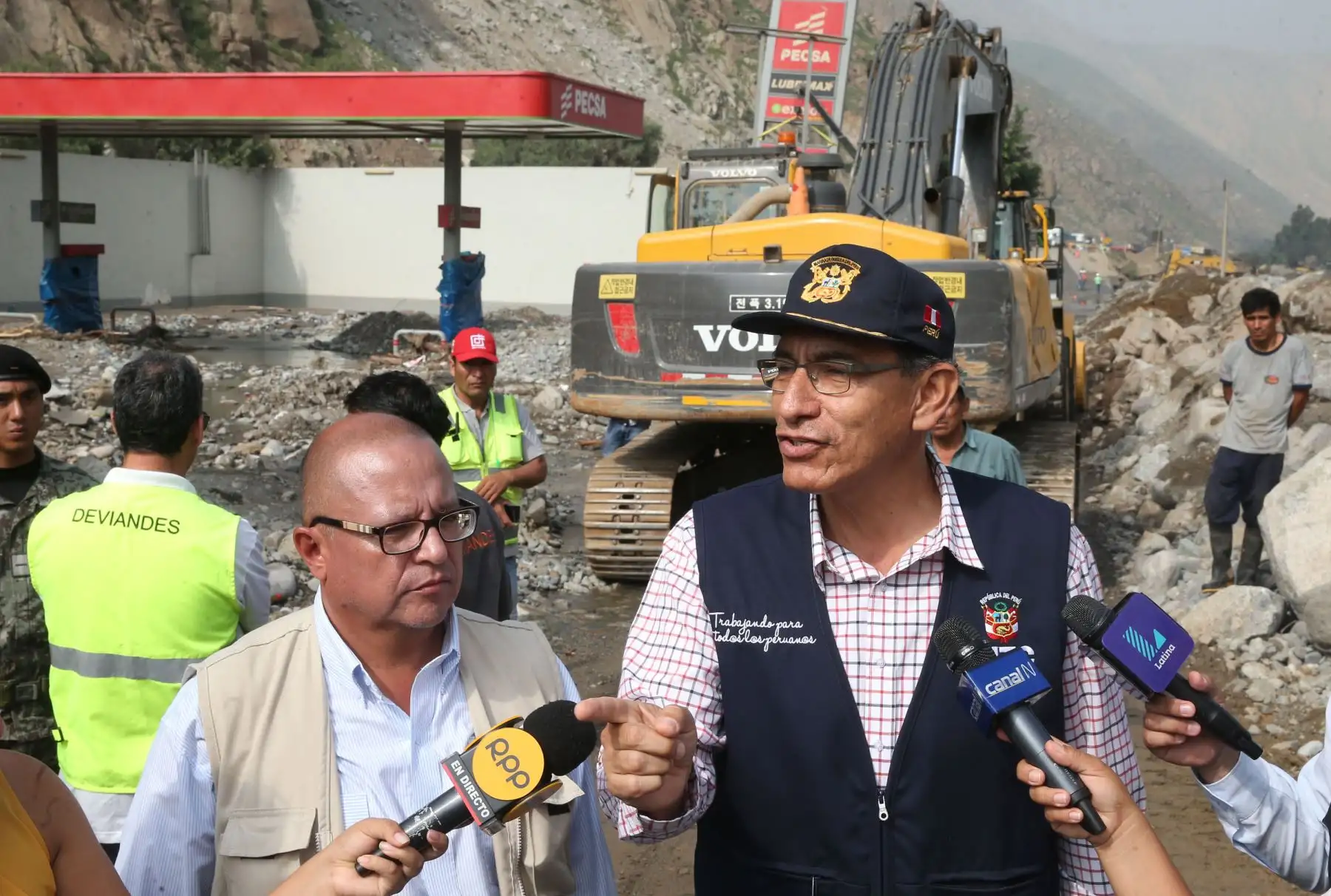 LIMA,PERÚ-MARZO 26. Ministro de Transportes y Comunicaciones, Martín Vizcarra, sobrevuela la cuenca del río Rímac y la carretera Central hasta la zona de Huarochirí. Foto: ANDINA/Vidal Tarqui