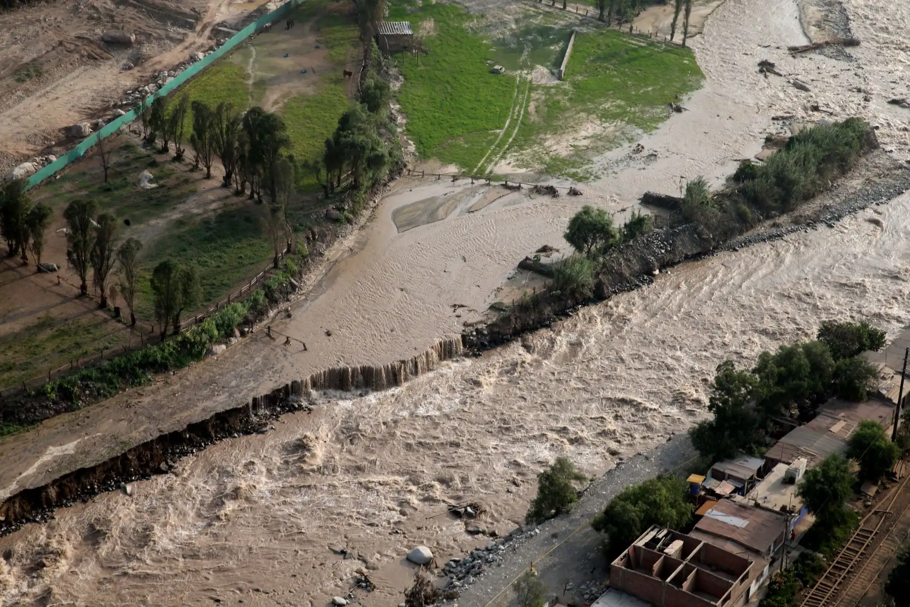LIMA,PERÚ-MARZO 26. Ministro de Transportes y Comunicaciones, Martín Vizcarra, sobrevuela la cuenca del río Rímac y la carretera Central hasta la zona de Huarochirí. Foto: ANDINA/Vidal Tarqui