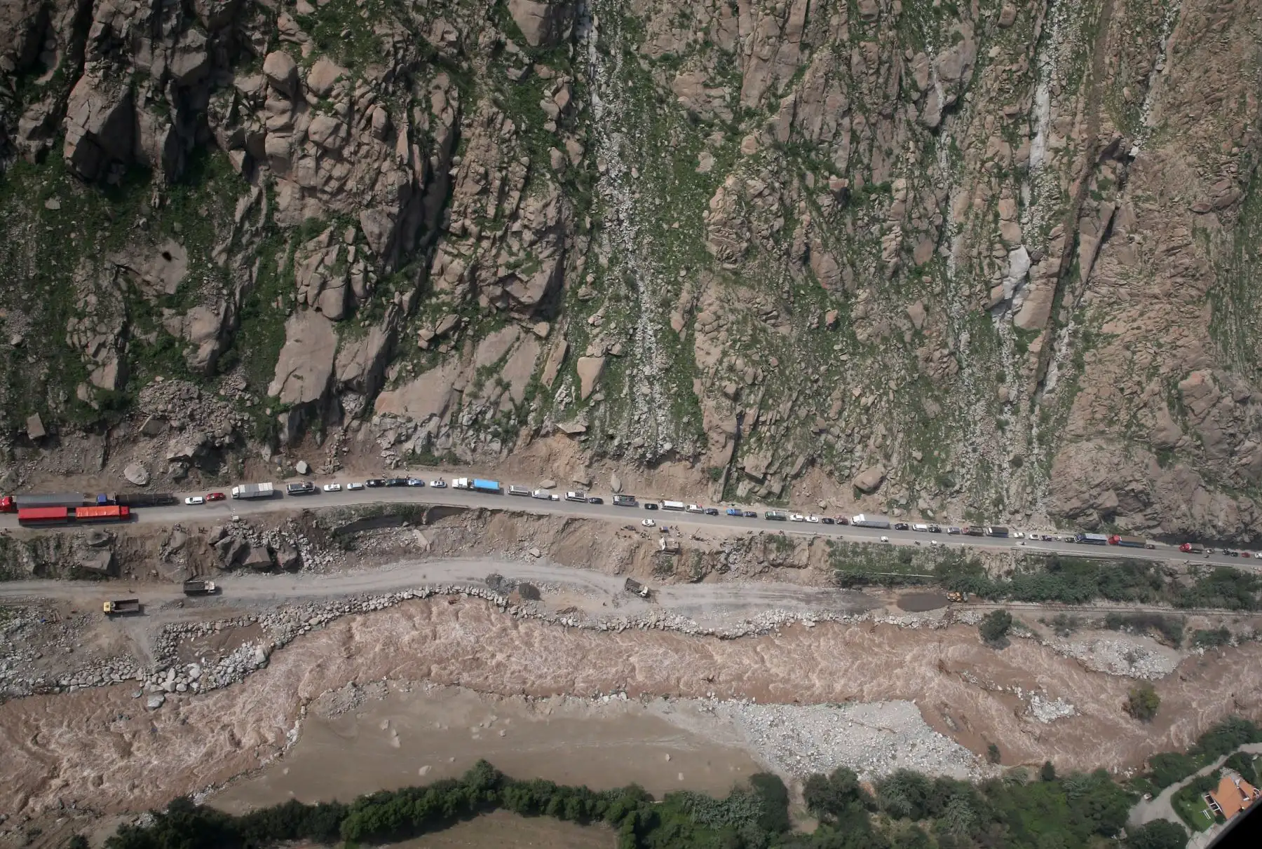 LIMA,PERÚ-MARZO 26. Ministro de Transportes y Comunicaciones, Martín Vizcarra, sobrevuela la cuenca del río Rímac y la carretera Central hasta la zona de Huarochirí. Foto: ANDINA/Vidal Tarqui