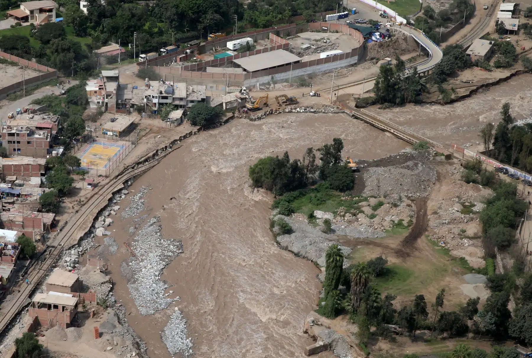 LIMA,PERÚ-MARZO 26. Ministro de Transportes y Comunicaciones, Martín Vizcarra, sobrevuela la cuenca del río Rímac y la carretera Central hasta la zona de Huarochirí. Foto: ANDINA/Vidal Tarqui