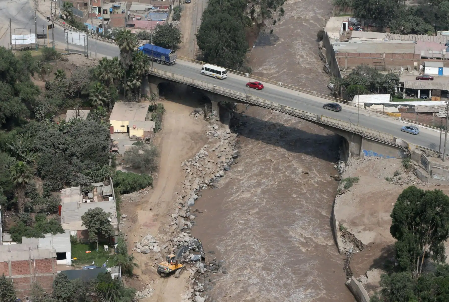 LIMA,PERÚ-MARZO 26. Ministro de Transportes y Comunicaciones, Martín Vizcarra, sobrevuela la cuenca del río Rímac y la carretera Central hasta la zona de Huarochirí. Foto: ANDINA/Vidal Tarqui