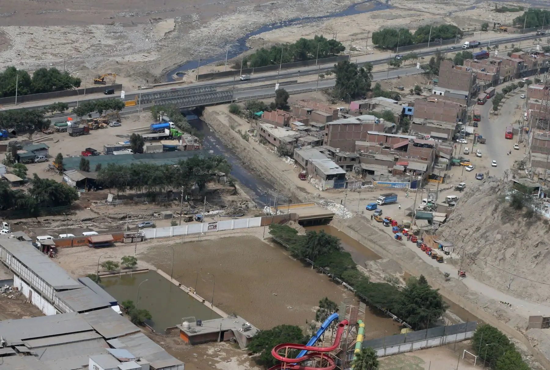 LIMA,PERÚ-MARZO 26. Ministro de Transportes y Comunicaciones, Martín Vizcarra, sobrevuela la cuenca del río Rímac y la carretera Central hasta la zona de Huarochirí. Foto: ANDINA/Vidal Tarqui