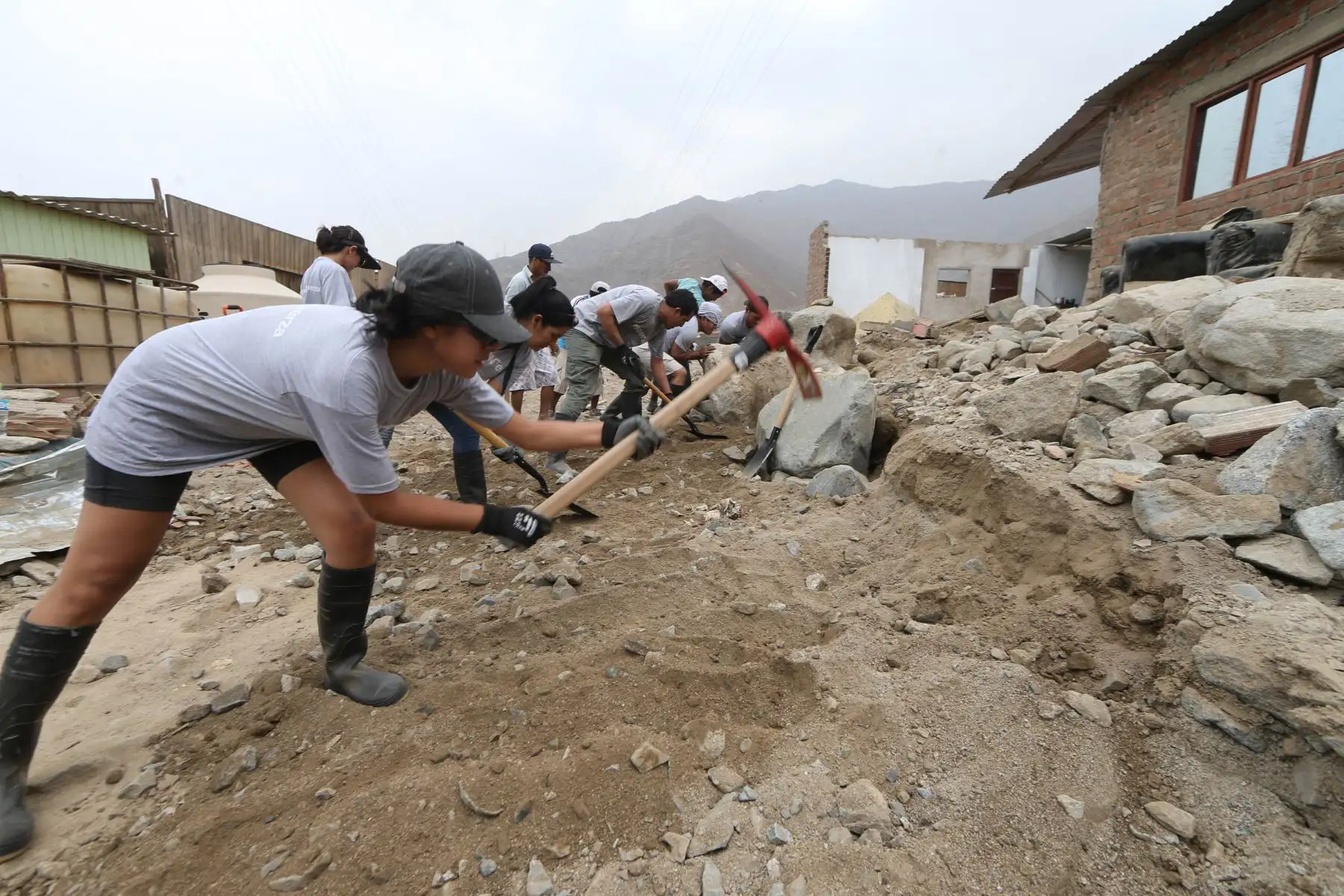 LIMA,PERÚ-MARZO 26. Trabajos de voluntarios  en el Vallecito de Ñaña  Foto: ANDINA/Norman Córdova
