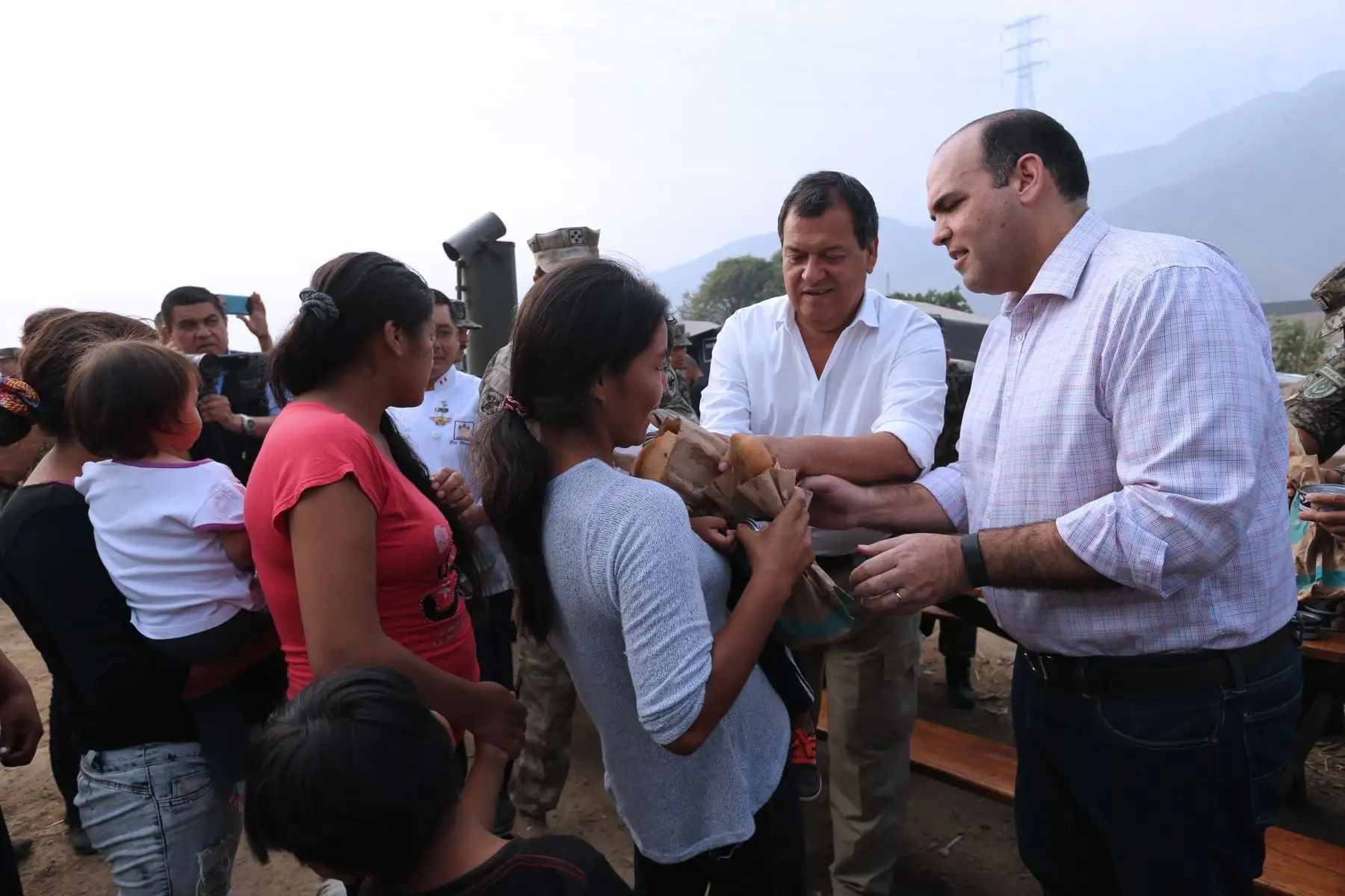 LIMA,PERÚ-MARZO 26.  El jefe del Gabinete, Fernando Zavala, y el ministro de Defensa, Jorge Nieto, visitaron hoy la localidad de Carapongo, en el distrito de Lurigancho Chosica Foto: ANDINA/Norman Córdova
