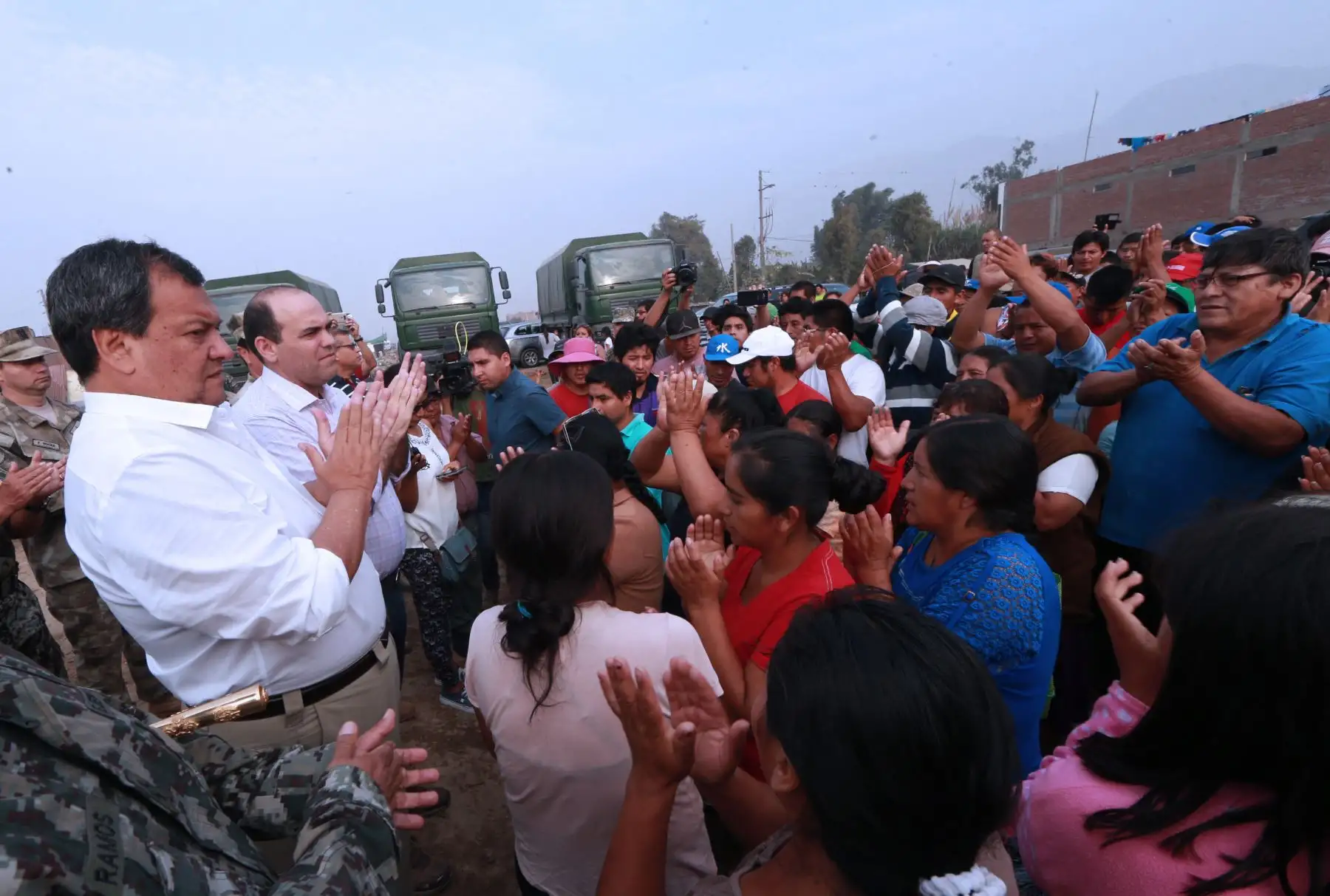 LIMA,PERÚ-MARZO 26.  El jefe del Gabinete, Fernando Zavala, y el ministro de Defensa, Jorge Nieto, visitaron hoy la localidad de Carapongo, en el distrito de Lurigancho Chosica Foto: ANDINA/Norman Córdova