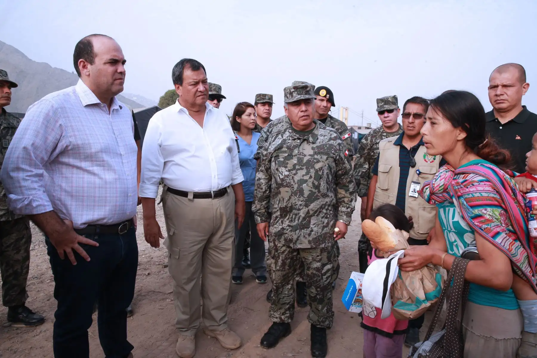 LIMA,PERÚ-MARZO 26.  El jefe del Gabinete, Fernando Zavala, y el ministro de Defensa, Jorge Nieto, visitaron hoy la localidad de Carapongo, en el distrito de Lurigancho Chosica Foto: ANDINA/Norman Córdova