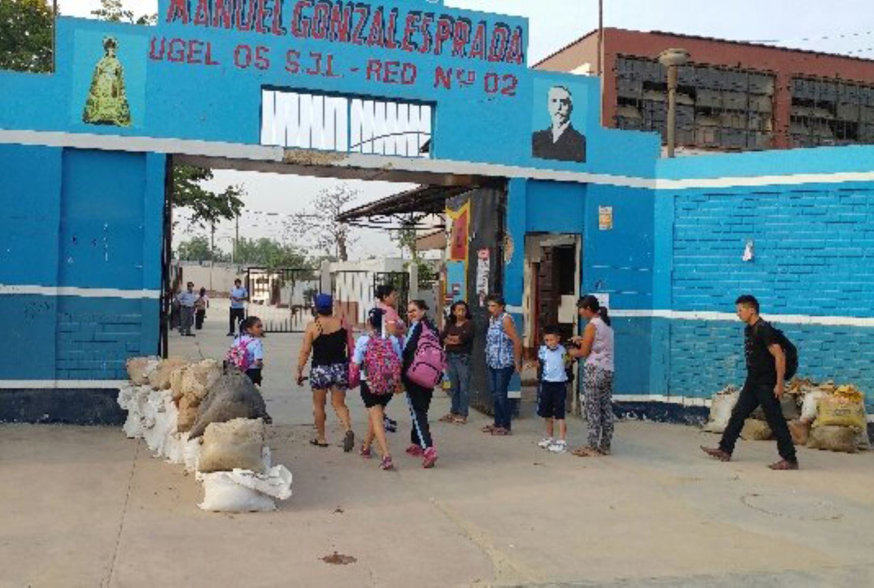 Reinicio de clases escolares en el colegio Manuel Gonzales Prada de San Juan de Lurigancho.Foto: ANDINA/ Norman Cordova
