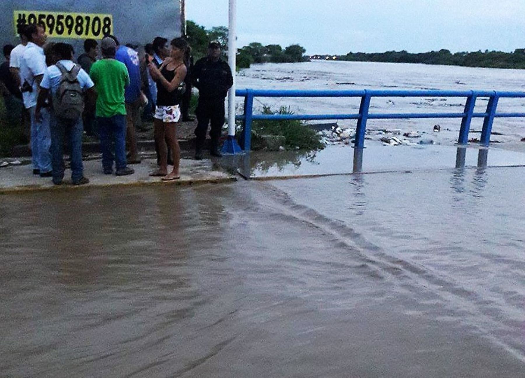 Se Desborda El Río Piura Y Aguas Inundan Hasta La Plaza De Armas ...