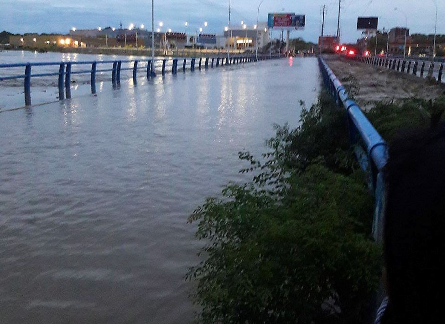 Se Desborda El Río Piura Y Aguas Inundan Hasta La Plaza De Armas ...