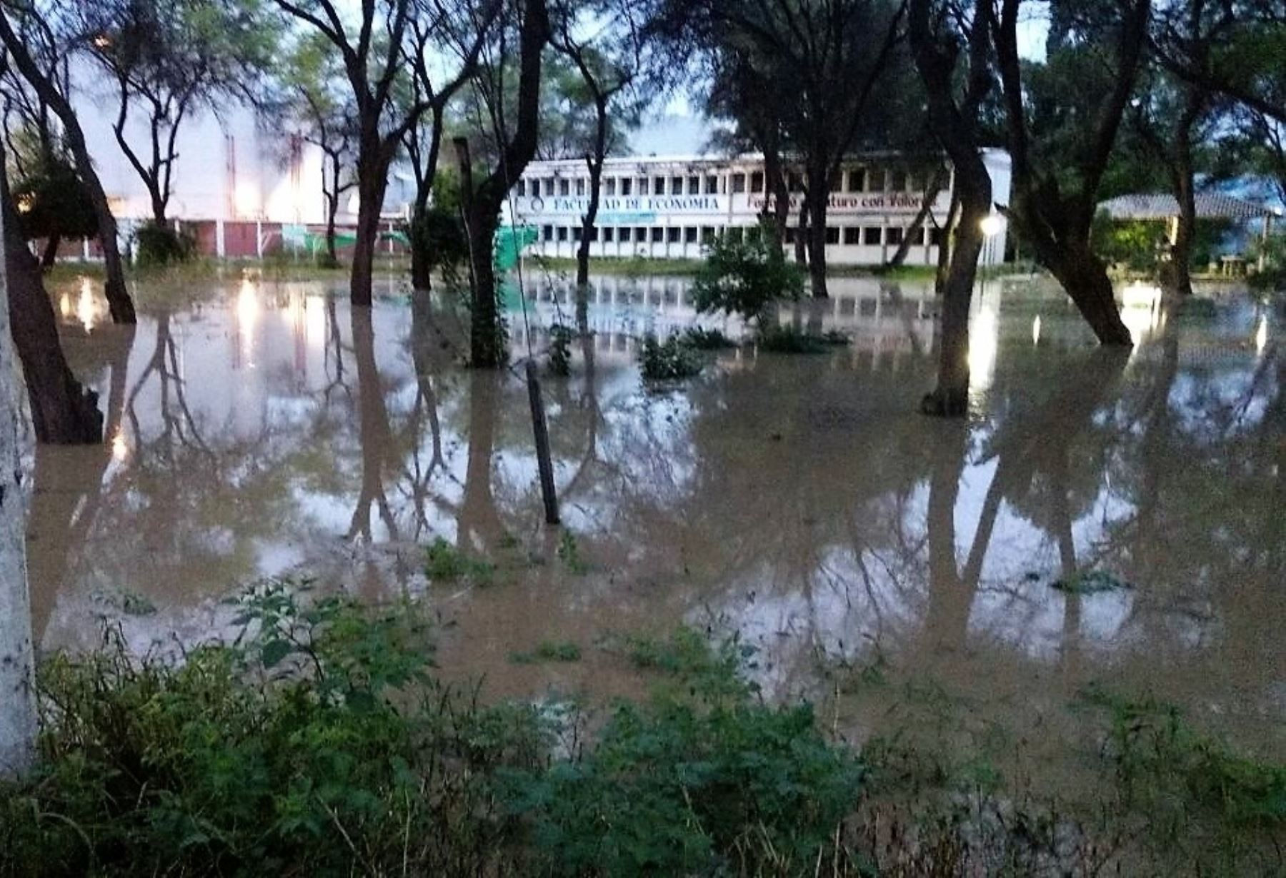 Piura se encuentra en emergencia, el desborde del río Piura inunda diversas calles de la ciudad. ANDINA