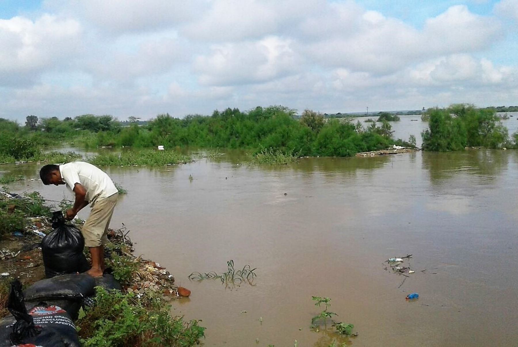 El distrito de Catacaos, en Piura, sufre también por el desborde del río Piura. ANDINA