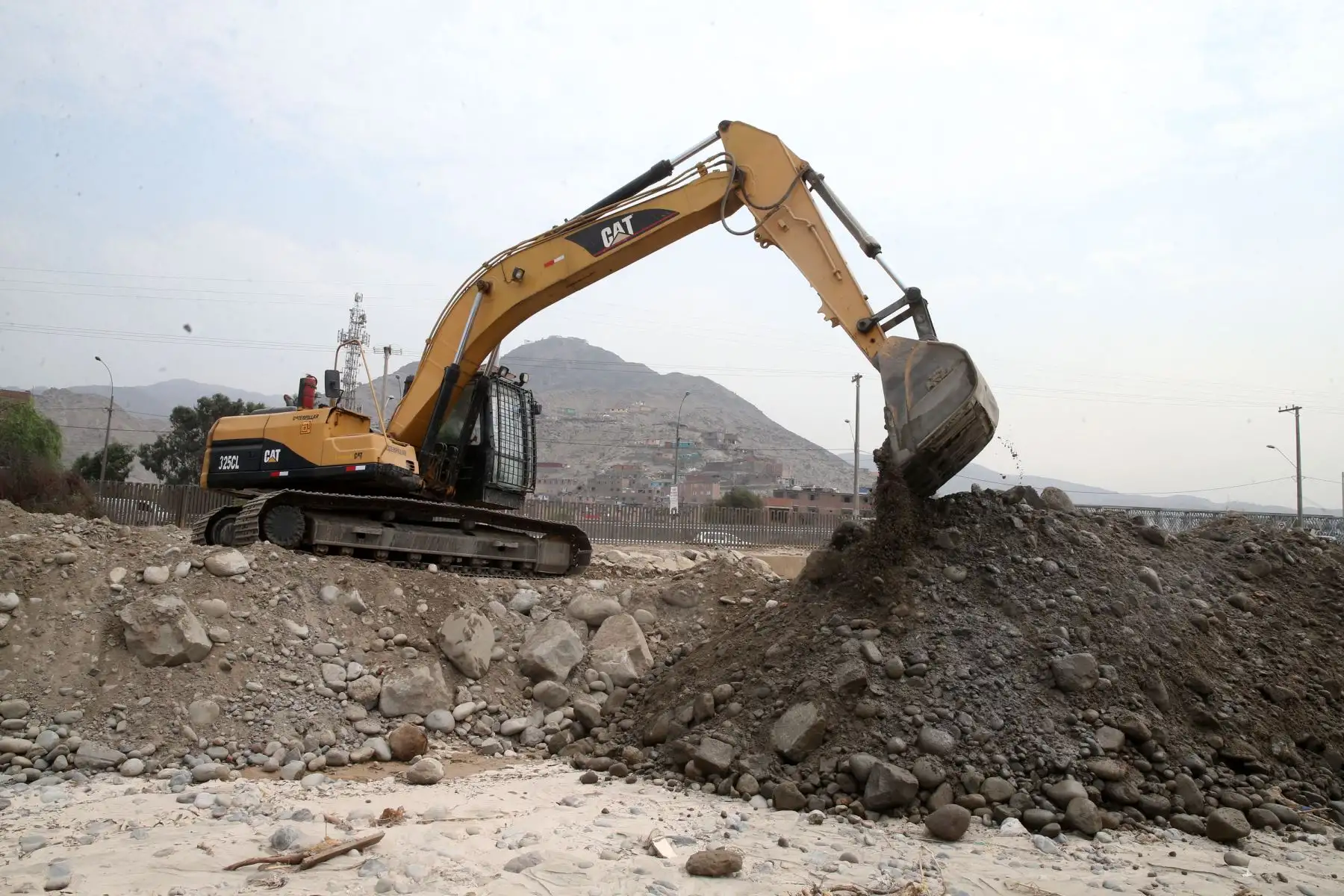 LIMA,PERÚ-MARZO 27. Trabajos de limpieza de la municipalidad de Lima Río Huaycioloro. Foto: ANDINA/Vidal Tarqui