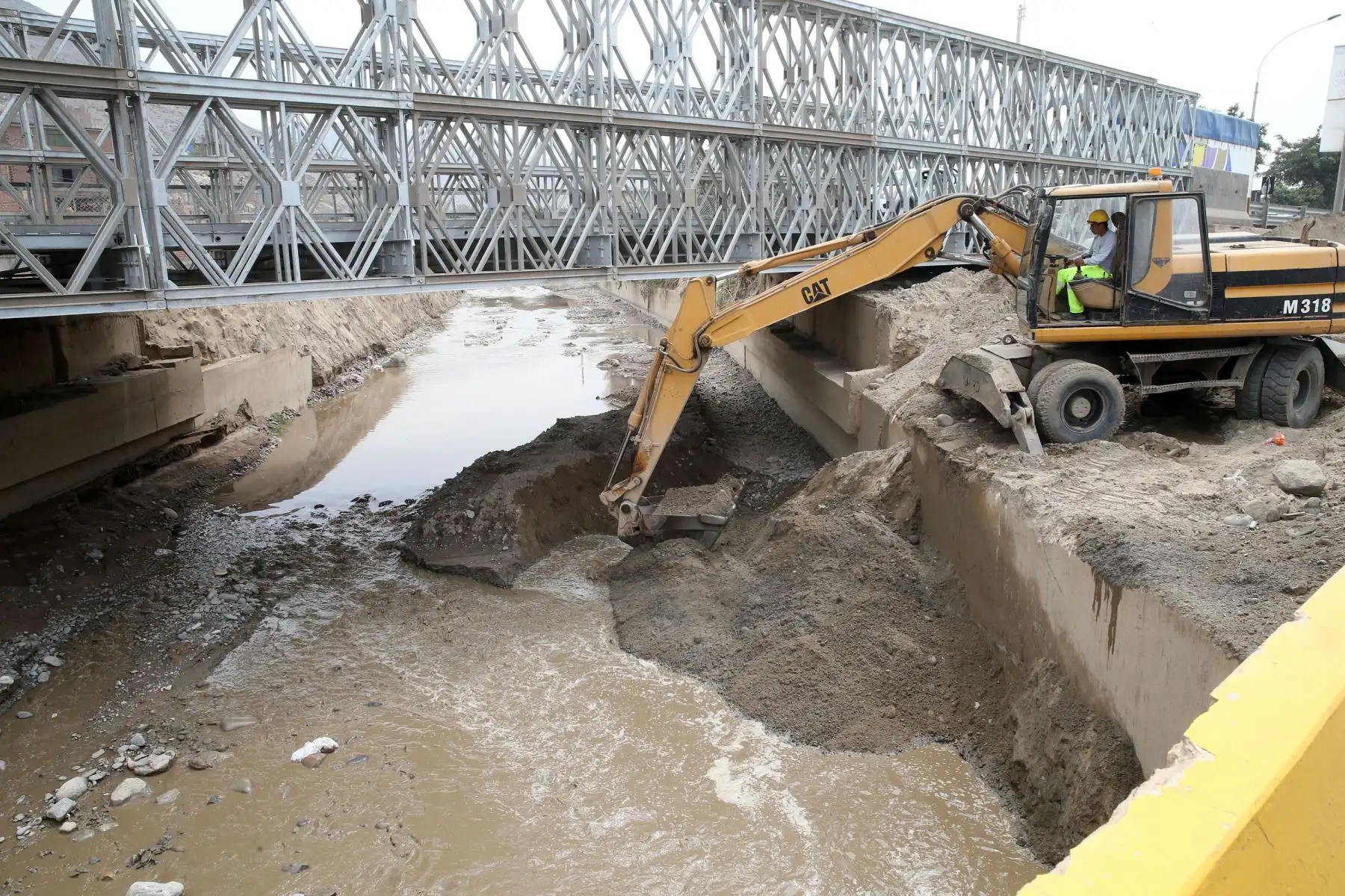 LIMA,PERÚ-MARZO 27. Trabajos de limpieza de la municipalidad de Lima Río Huaycioloro. Foto: ANDINA/Vidal Tarqui