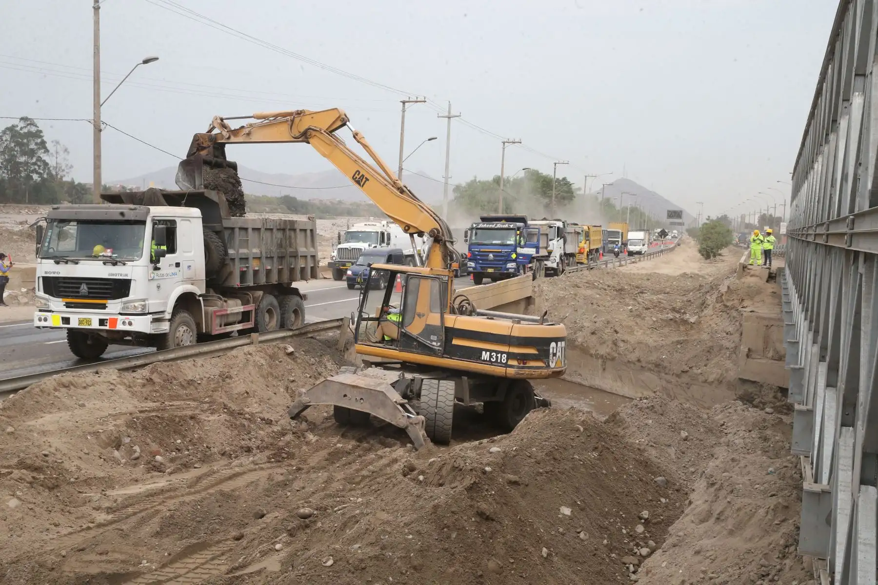 LIMA,PERÚ-MARZO 27. Trabajos de limpieza de la municipalidad de Lima Río Huaycioloro. Foto: ANDINA/Vidal Tarqui