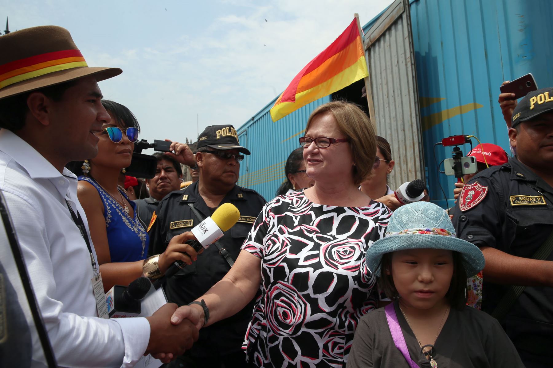 LIMA, PERÚ-MARZO 27 Sra. Nancy Lange de Kuczynski, recibe del alcalde de Andahuaylas Narciso Campos, cinco camiones cargados de ayuda para los damnificados.Foto: ANDINA/Dante Zegarra.