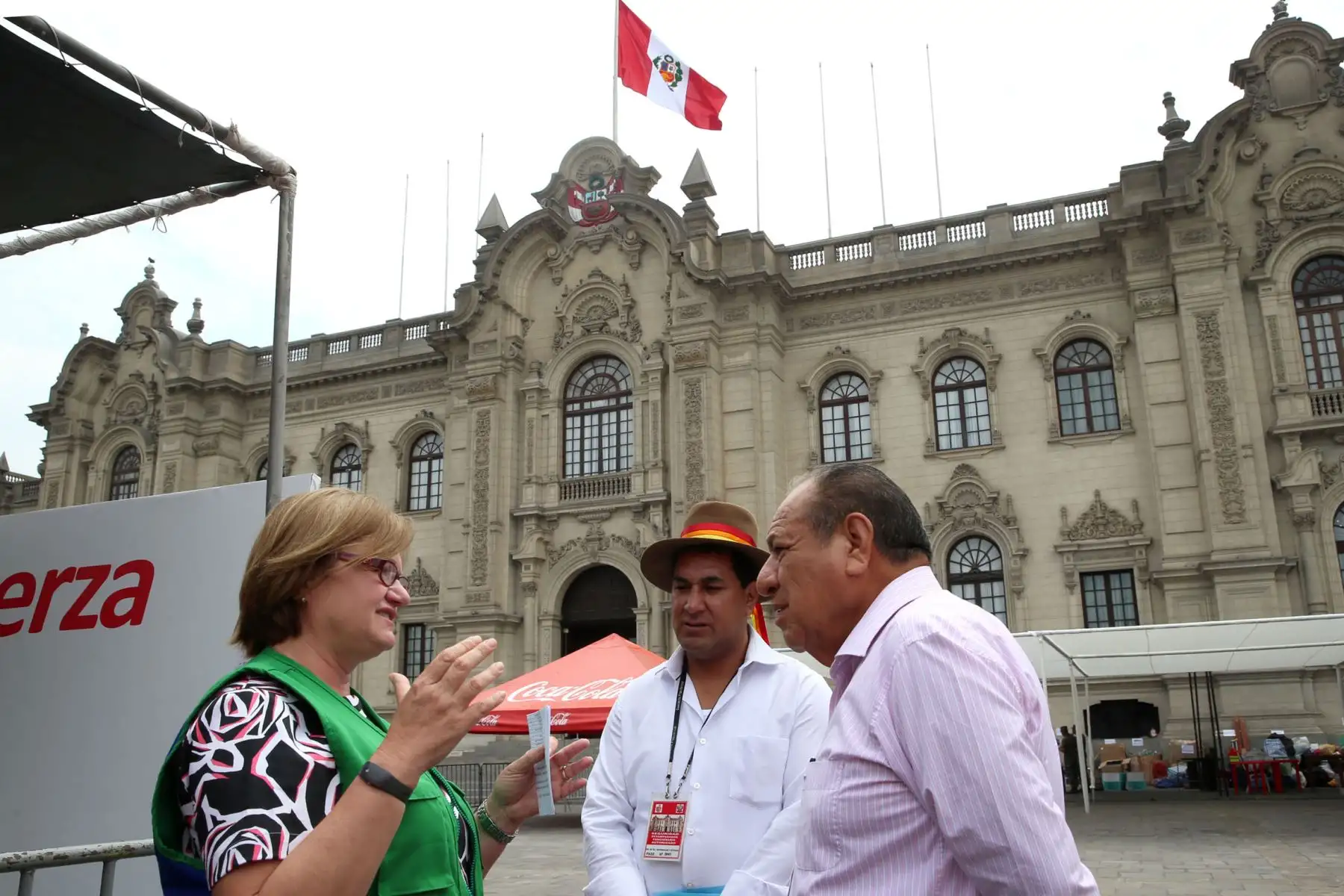 LIMA, PERÚ-MARZO 27 Sra. Nancy Lange de Kuczynski, recibe del alcalde de Andahuaylas Narciso Campos, 100 toneladas de ayuda humanitaria en cinco camiones para los damnificados.Foto: ANDINA/Dante Zegarra