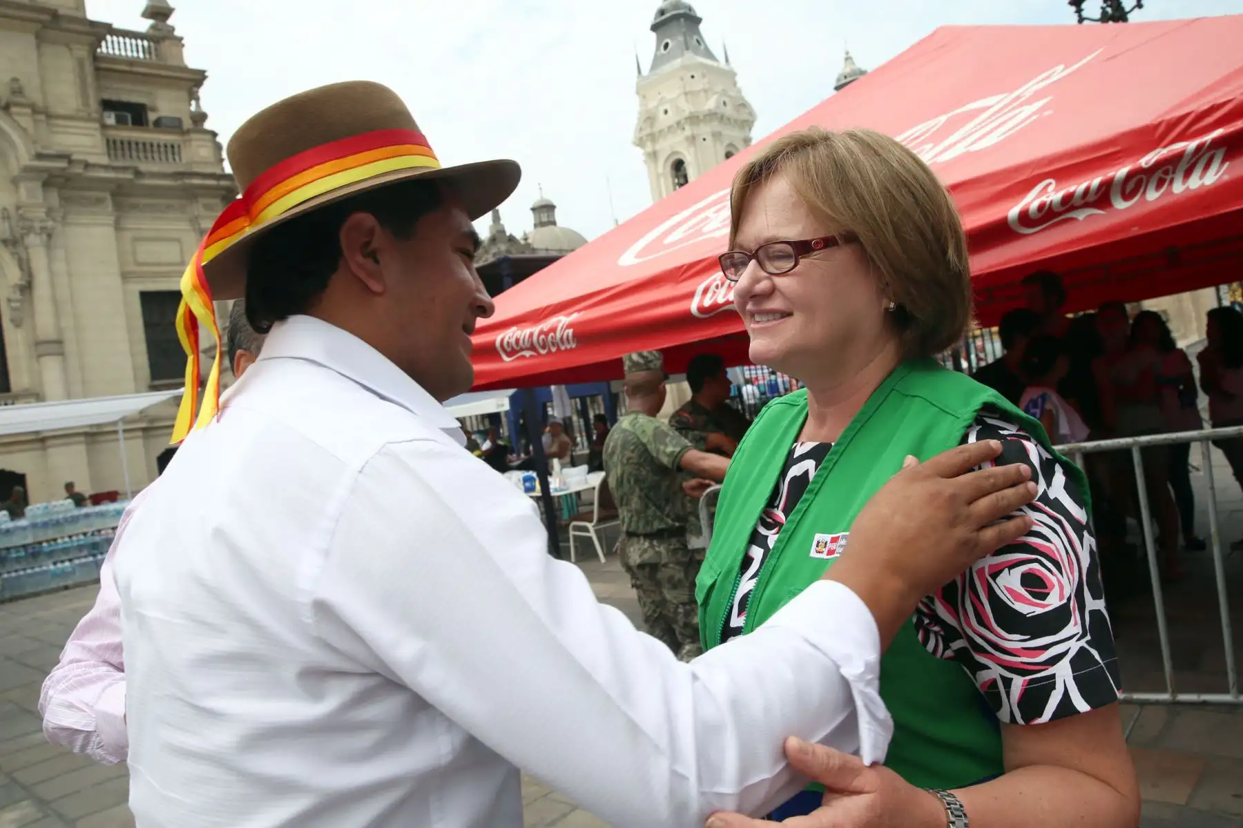 LIMA, PERÚ-MARZO 27 Sra. Nancy Lange de Kuczynski, recibe del alcalde de Andahuaylas Narciso Campos cinco camiones cargados de ayuda para los damnificados.Foto: ANDINA/Dante Zegarra