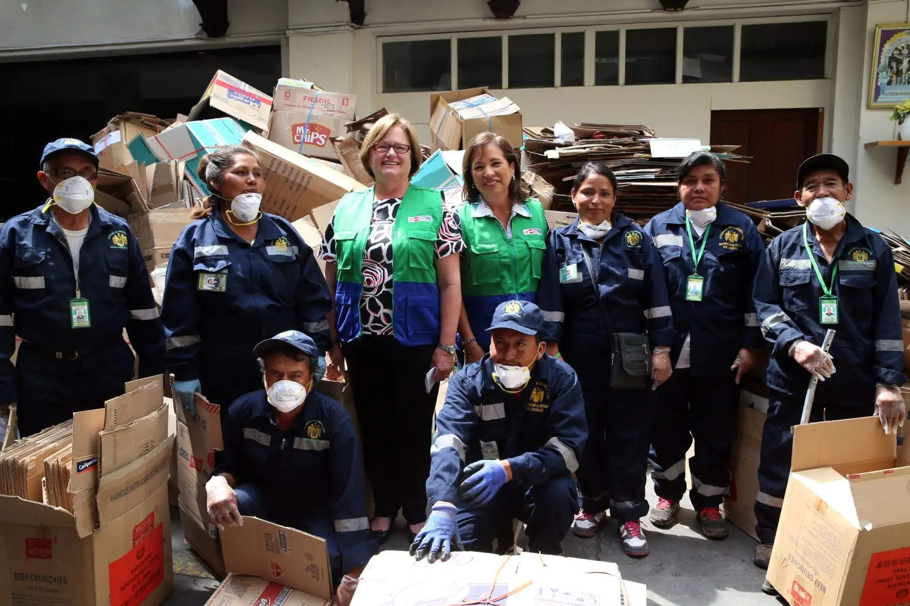 LIMA, PERÚ-MARZO 27 Sra. Nancy Lange de Kuczynski, recibe a la ministra del Ambiente Elsa Galarza acompañada de un grupo de recicladores.Foto: ANDINA/Dante Zegarra