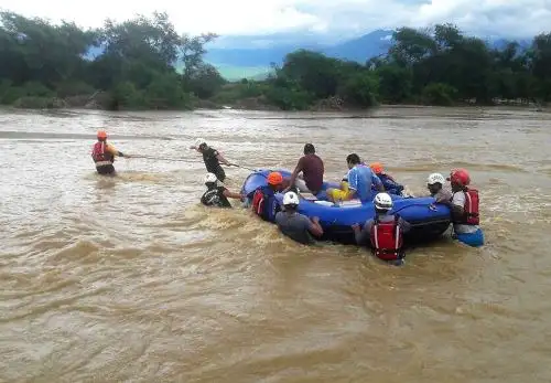 Policías de Alta Montaña destacan en rescate de personas aisladas en Lambayeque. ANDINA