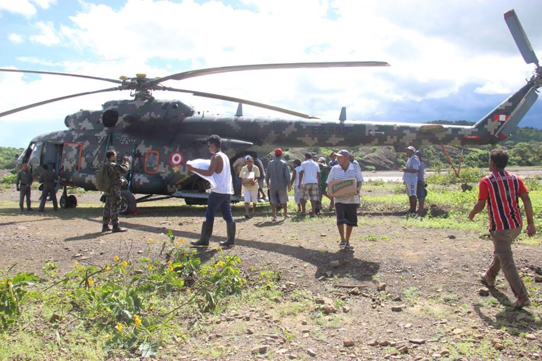 Ejército entrega ayuda humanitaria a damnificados de zonas de frontera en Sullana, Piura. ANDINA