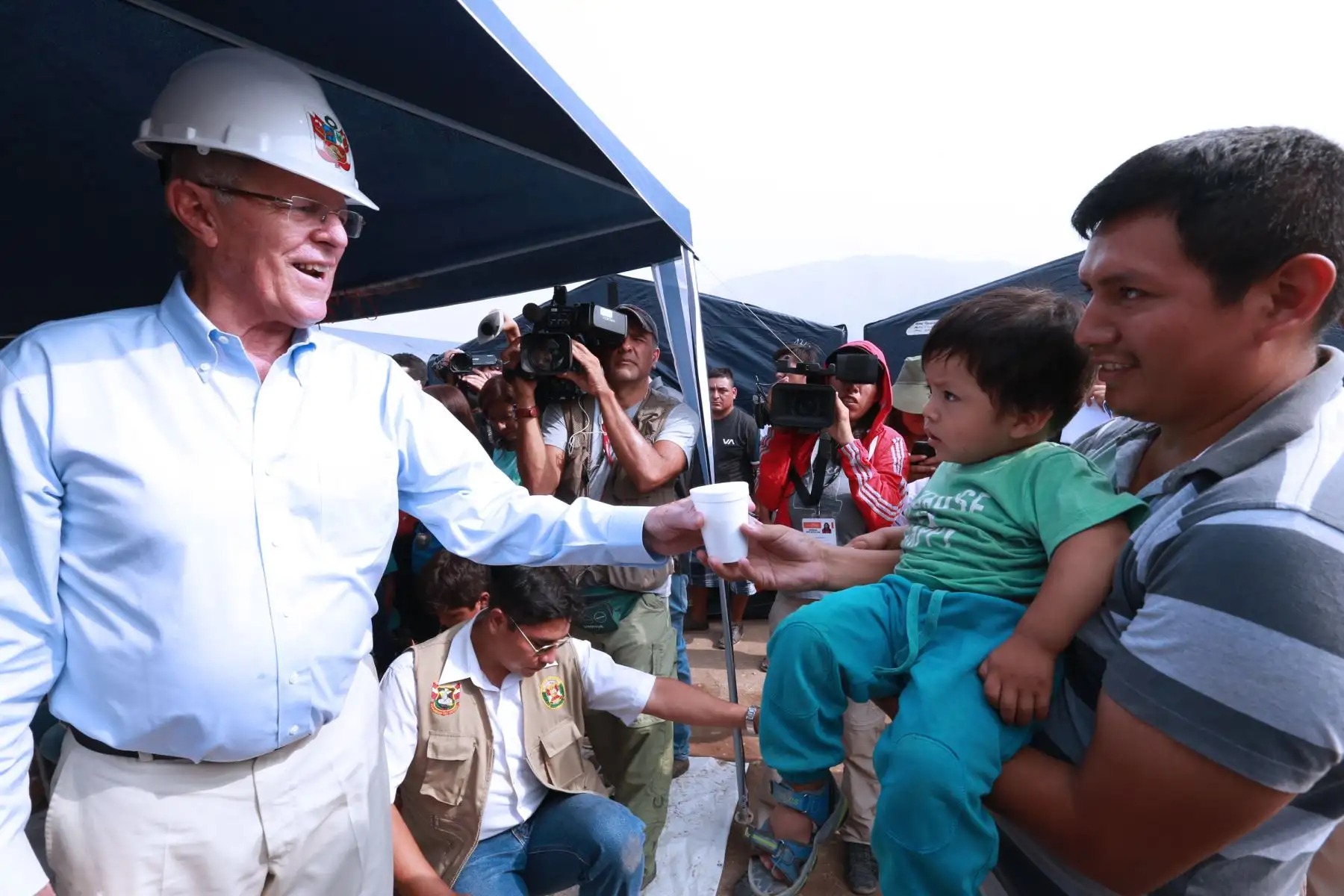 LIMA, PERÚ-MARZO 28 .Presidente Pedro Pablo Kuczynski, visito la zona de El Chaparral, en Carapongo, Huachipa, y dialogó con los damnificados que han dejado los huaicos e inundaciones Foto: ANDINA/Norman Córdova