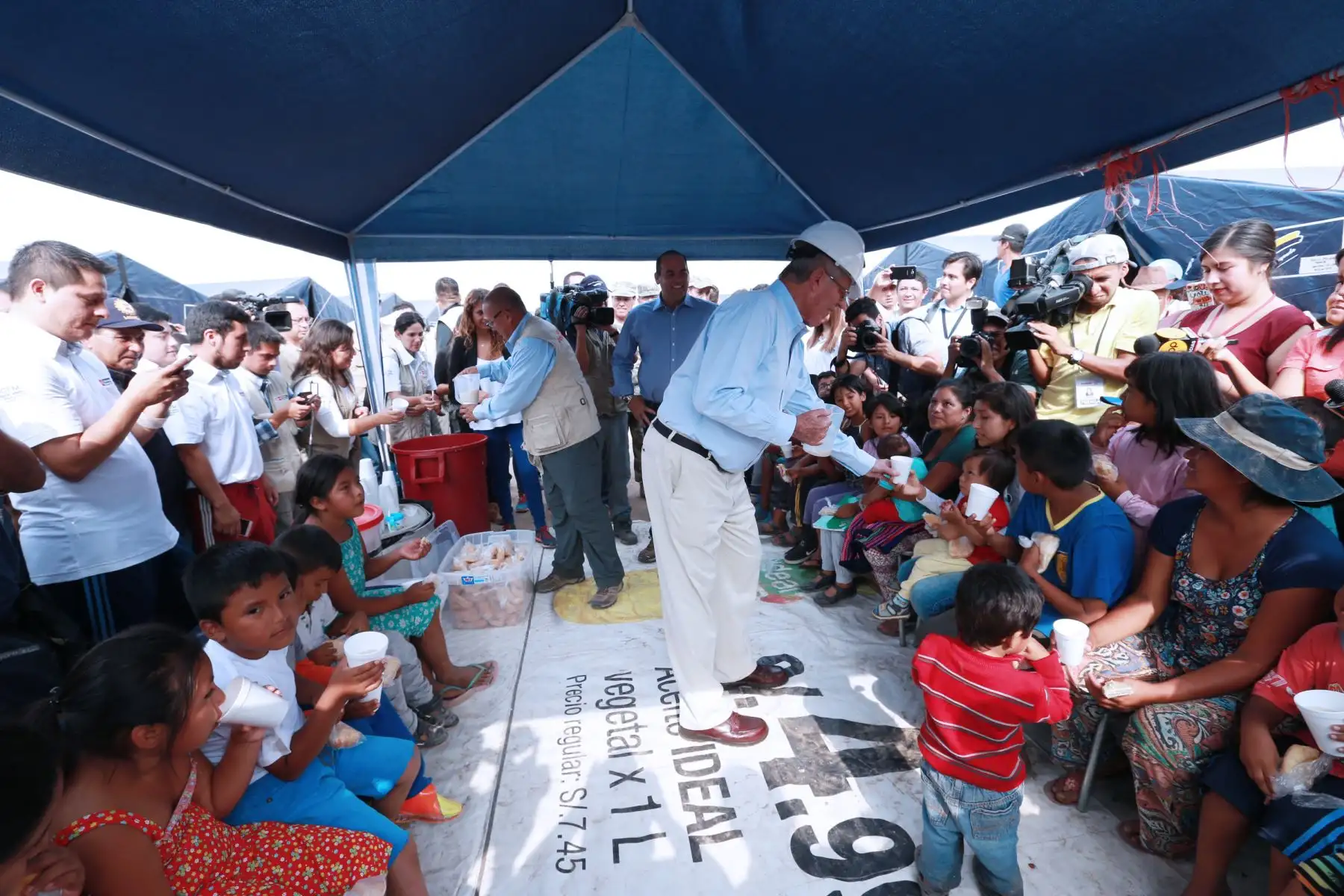 LIMA, PERÚ-MARZO 28 .Presidente Pedro Pablo Kuczynski, visito la zona de El Chaparral, en Carapongo, Huachipa, y dialogó con los damnificados que han dejado los huaicos e inundaciones Foto: ANDINA/Norman Córdova