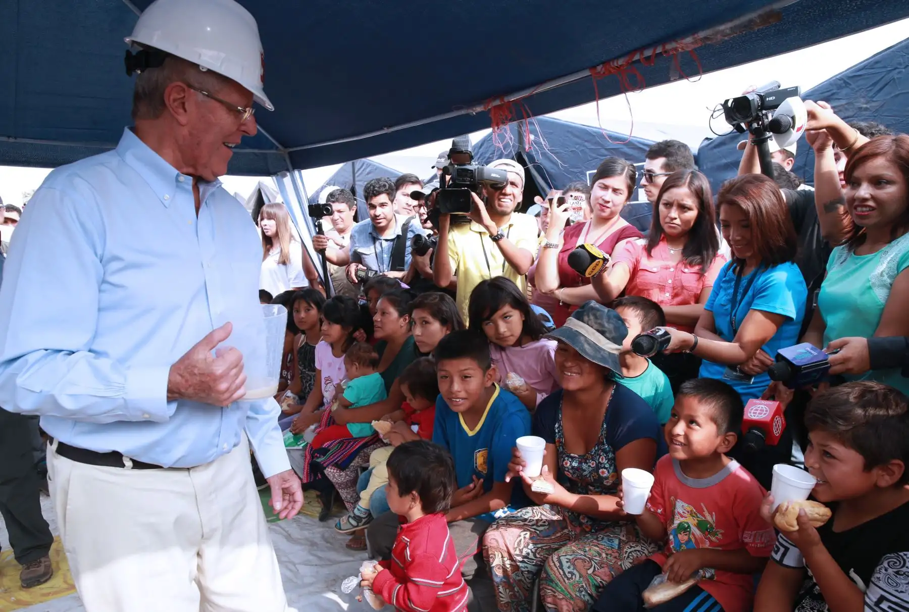 LIMA, PERÚ-MARZO 28.Presidente Pedro Pablo Kuczynski visitó la zona de El Chaparral, en Carapongo, Huachipa, y dialogó con los damnificados que han dejado los huaicos e inundaciones. Foto: ANDINA/Norman Córdova.