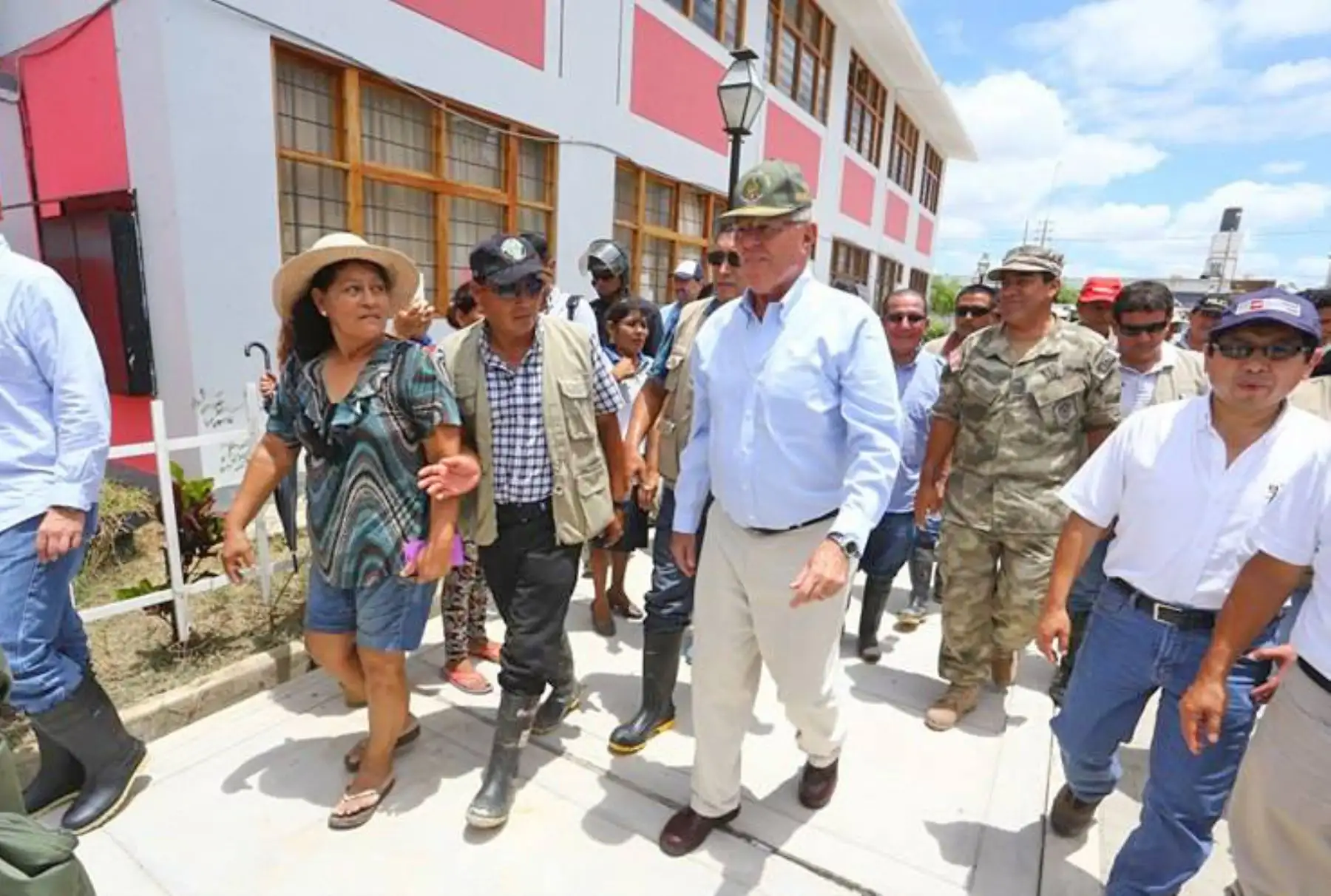 PIURA-PERÚ-MARZO 28. Presidente Pedro Pablo Kuczynski supervisa situación de familias de Piura tras inundaciones. Foto: ANDINA/Prensa Presidencia