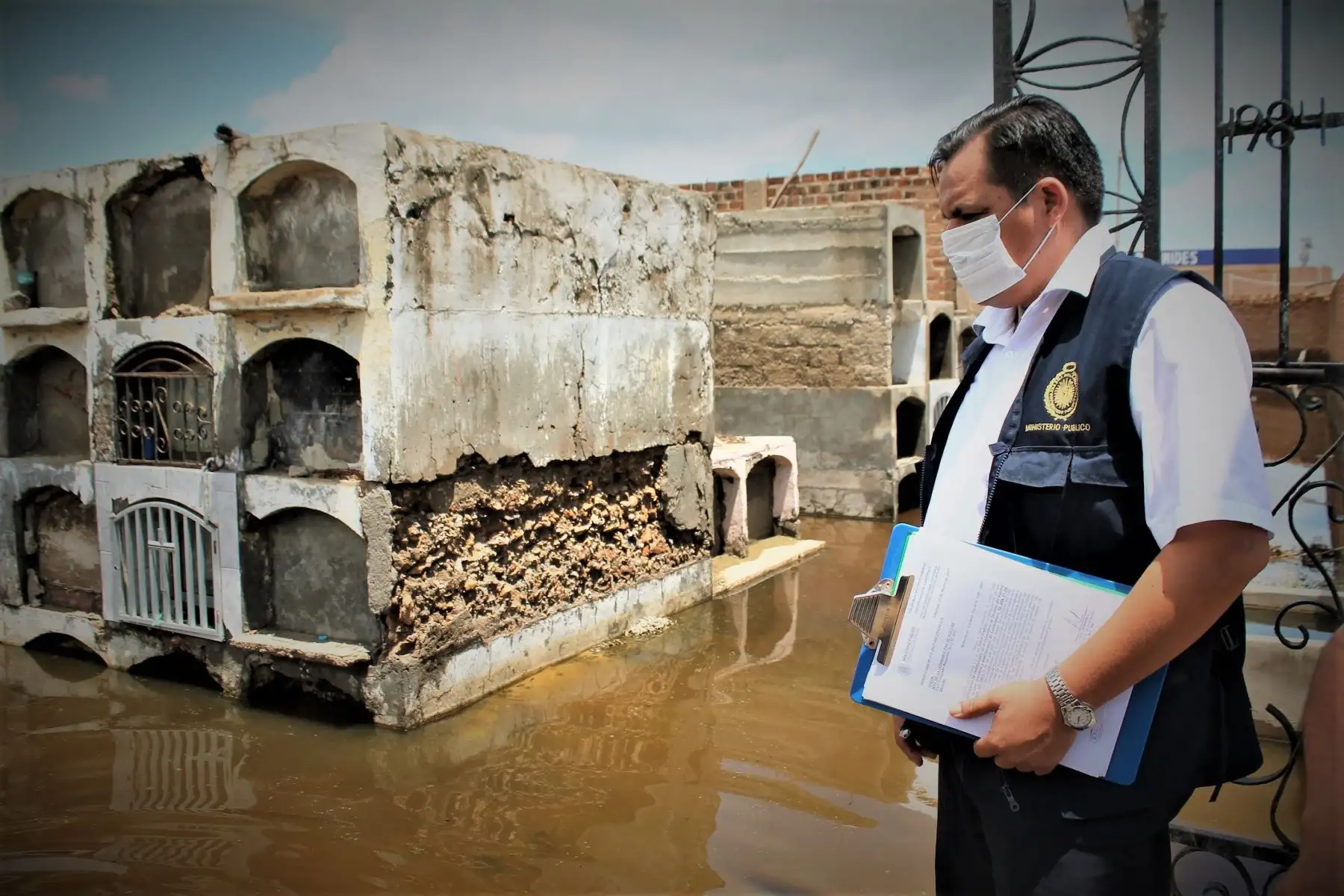 Se informó que las aguas de lluvia y del alcantarillado permanecen acumuladas hace varios días y en las últimas horas se ha procedido a su evacuación con una cisterna.