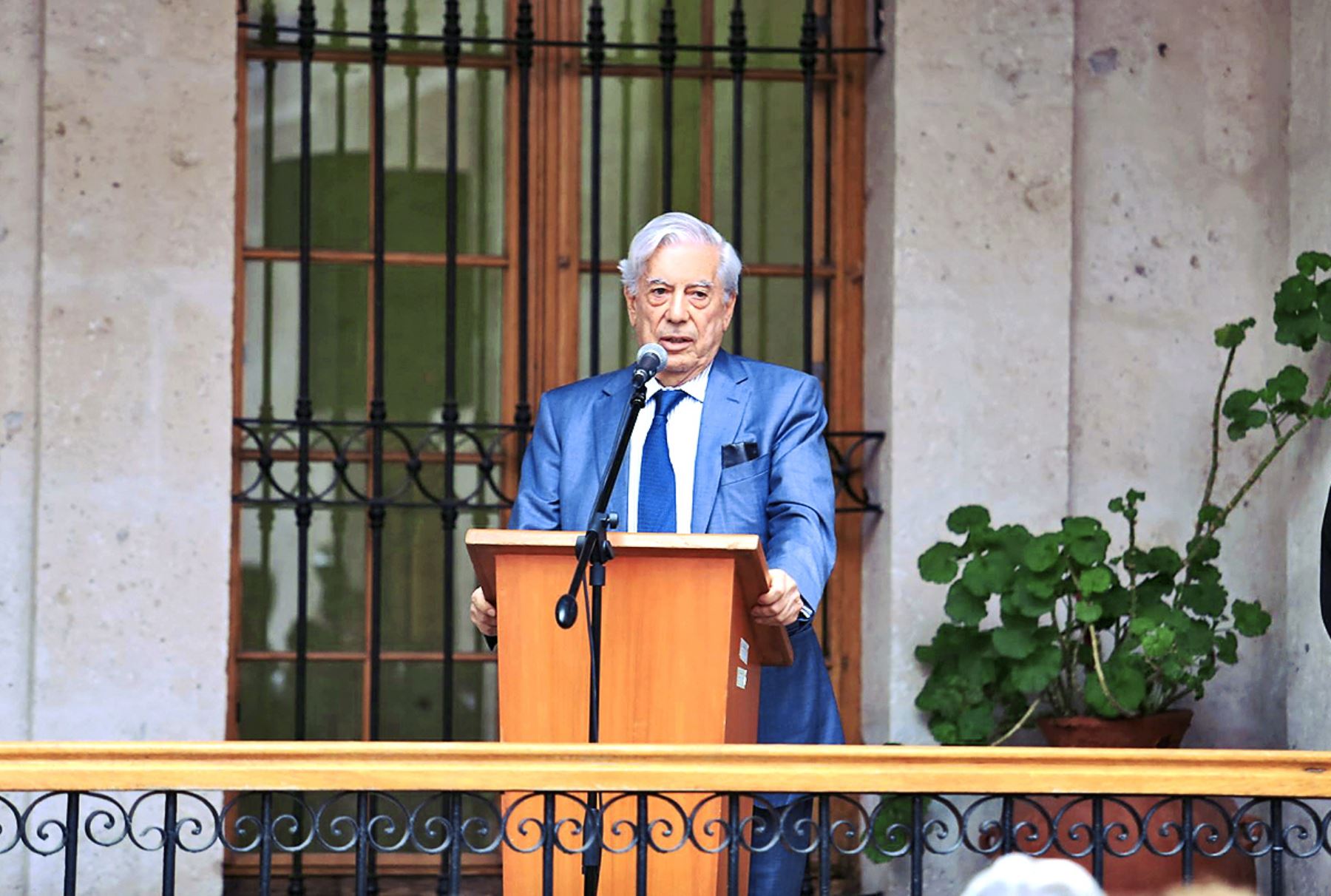 Mario Vargas Llosa donará 15,000 libros más a la biblioteca de Arequipa. ANDINA/Carlos Lezama