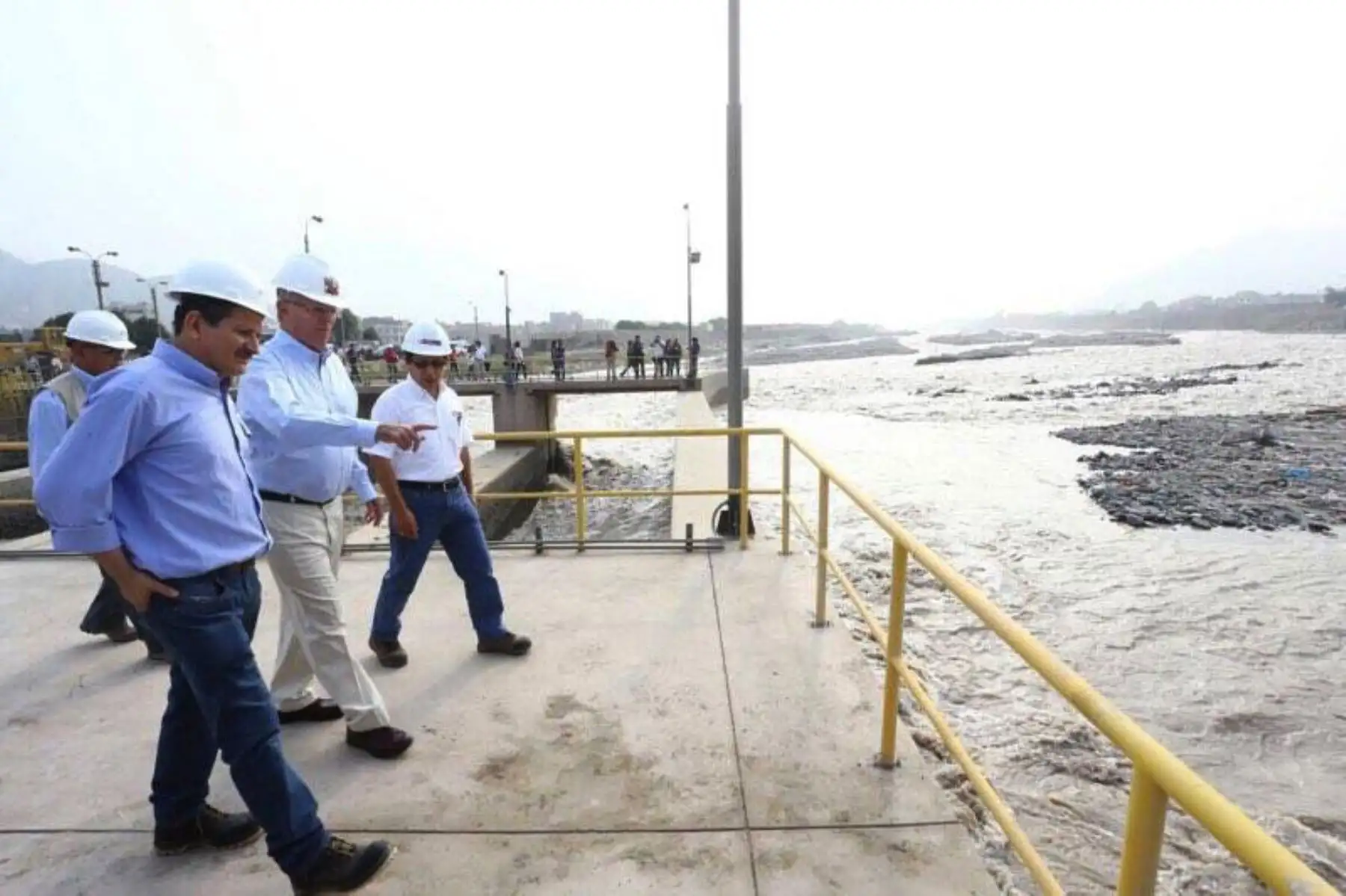 PIURA-PERÚ-MARZO 28. Presidente Pedro Pablo Kuczynski y Rudecindo Vega. presidente de Sedapal, durante inspección a planta de tratamiento de agua potable de Huachipa. Foto: ANDINA/Prensa Presidencia