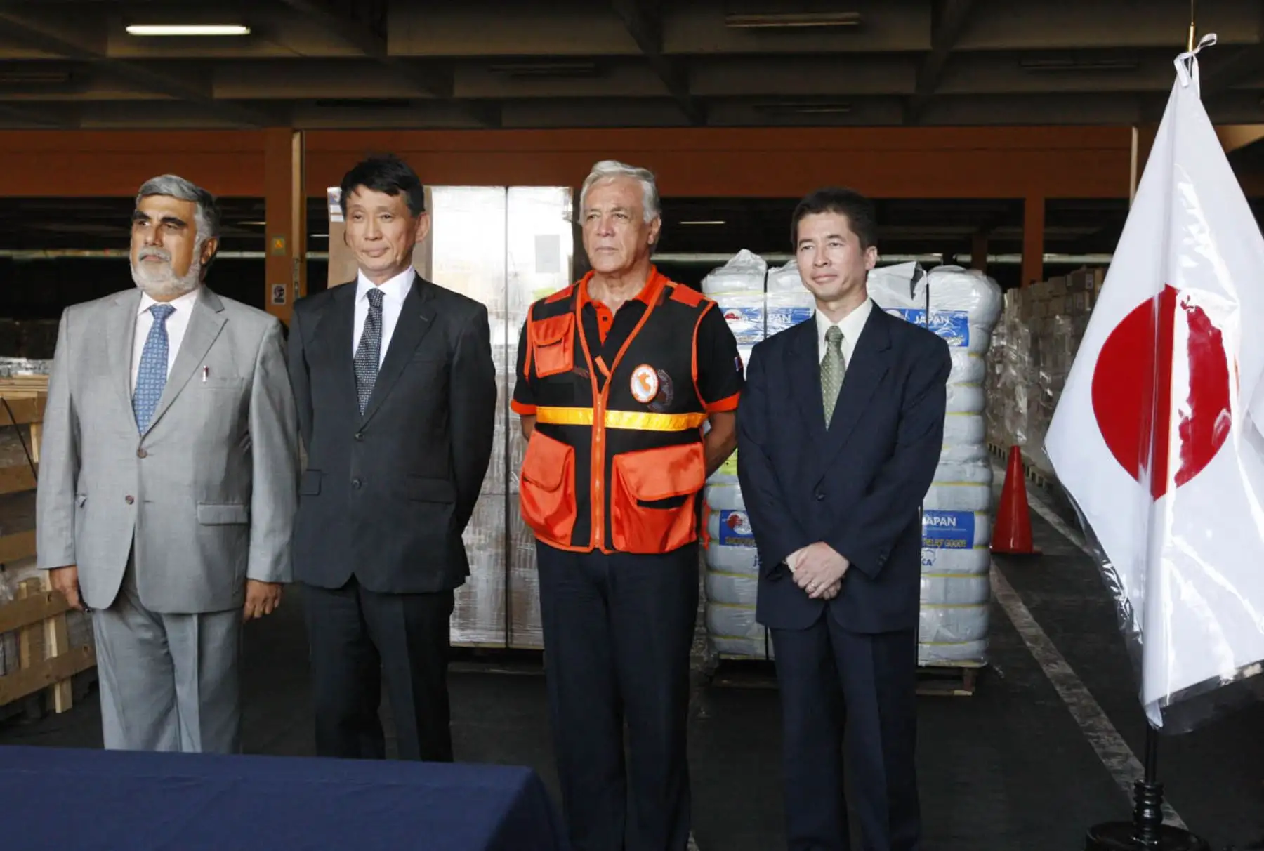 LIMA-PERÚ-MARZO 28. Embajador de Japon, Tatsuya Kabutan entrega al Perú ayuda humanitaria para los damnificados de las inundaciones y huaicos que se han registrado en el país.. Foto: ANDINA/Eddy Ramos.