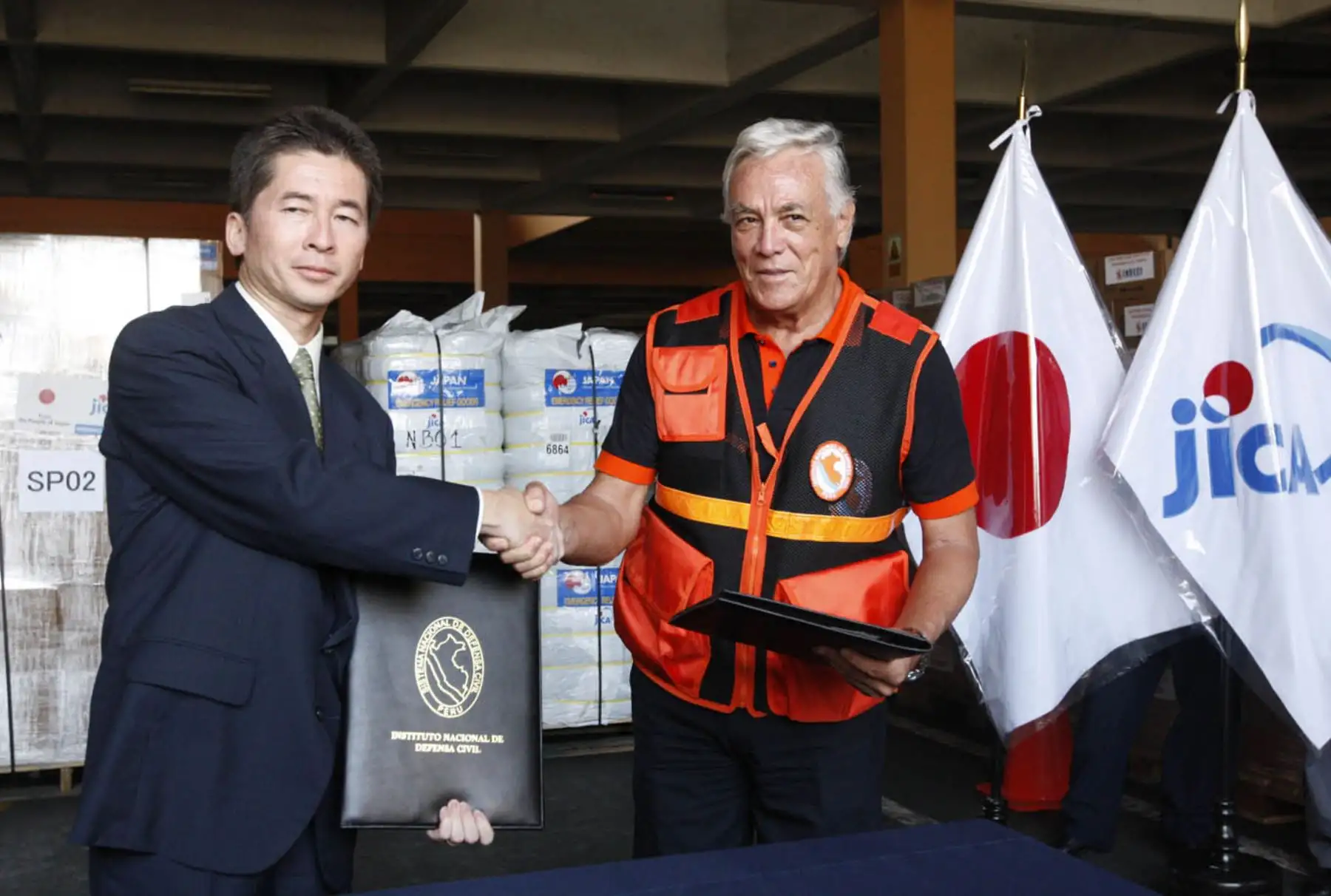 LIMA-PERÚ-MARZO 28. Gobierno del Japón entrega al Perú ayuda humanitaria para los damnificados de las inundaciones y huaicos que se han registrado en el país.. Foto: ANDINA/Eddy Ramos.