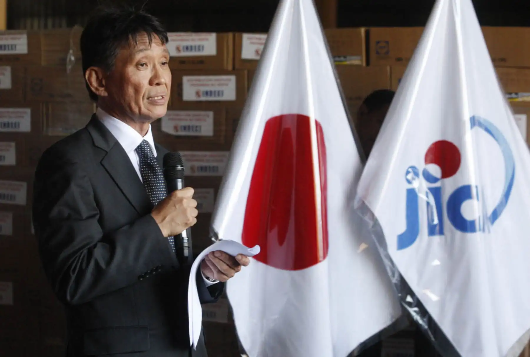 LIMA-PERÚ-MARZO 28. Embajador de Japon, Tatsuya Kabutan entrega al Perú ayuda humanitaria para los damnificados de las inundaciones y huaicos que se han registrado en el país.. Foto: ANDINA/Eddy Ramos.