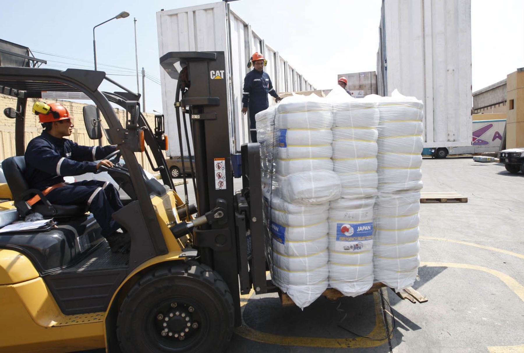 LIMA-PERÚ-MARZO 28. Embajador de Japon, Tatsuya Kabutan entrega al Perú ayuda humanitaria para los damnificados de las inundaciones y huaicos que se han registrado en el país.. Foto: ANDINA/Eddy Ramos.