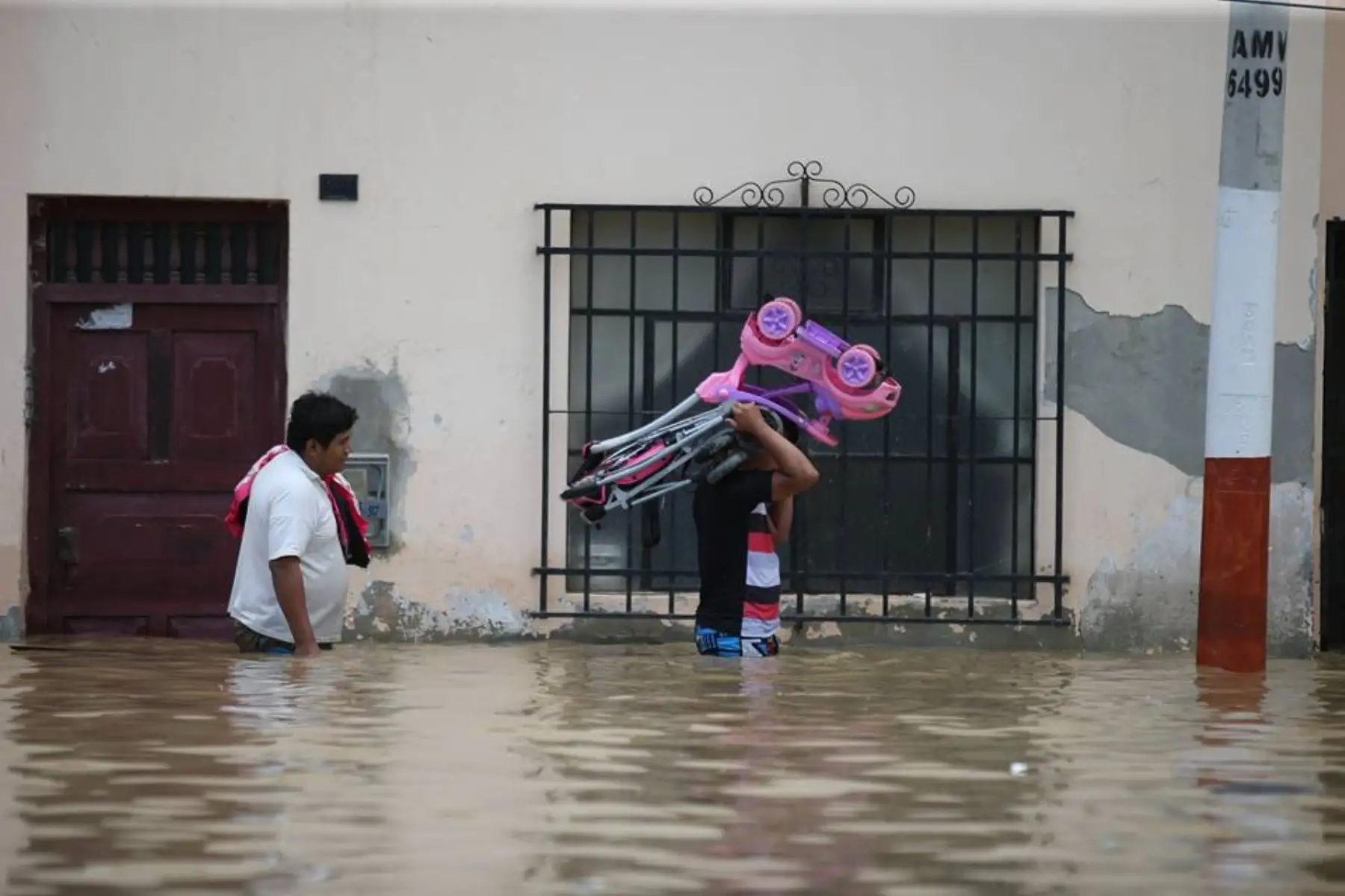 PIURA,PERÚ-MARZO 28.Pobladores del distrito de Castilla evacuan ante inundación por desborde del río Piura. Foto: ANDINA/archivo.