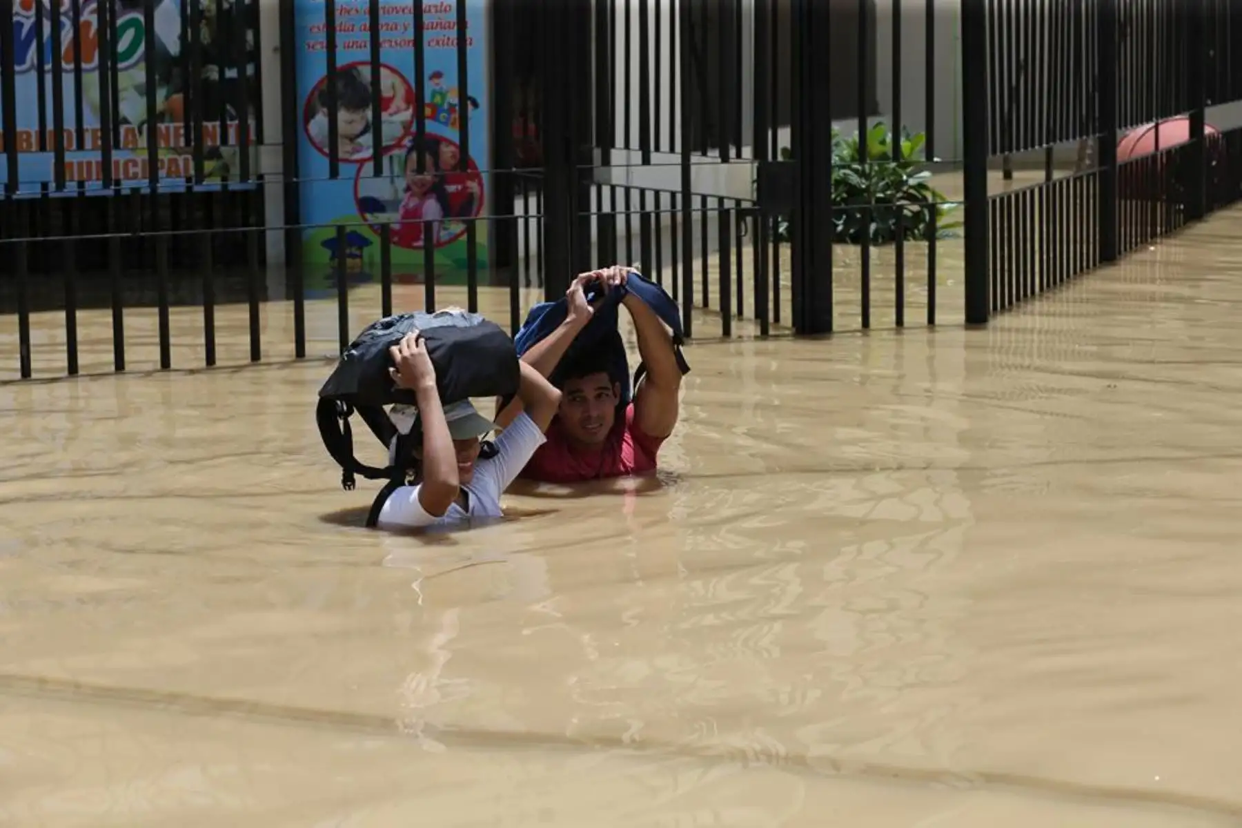 PIURA,PERÚ-MARZO 28.Pobladores del distrito de Castilla evacuan ante inundación por desborde del río Piura.Foto:ANDINA/archivo.