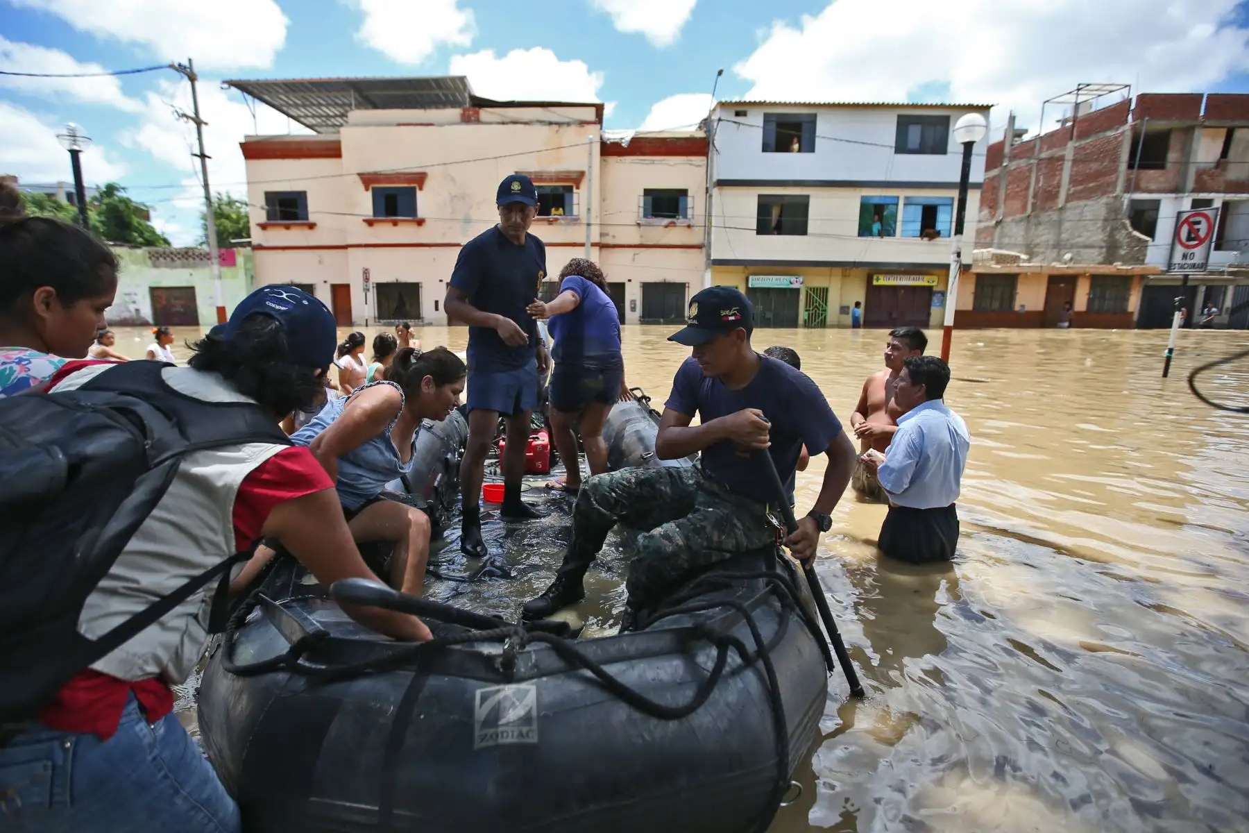PIURA,PERÚ-MARZO 28.Pobladores del distrito de Castilla evacuan ante inundación por desborde del río Piura.Foto:ANDINA/archivo.