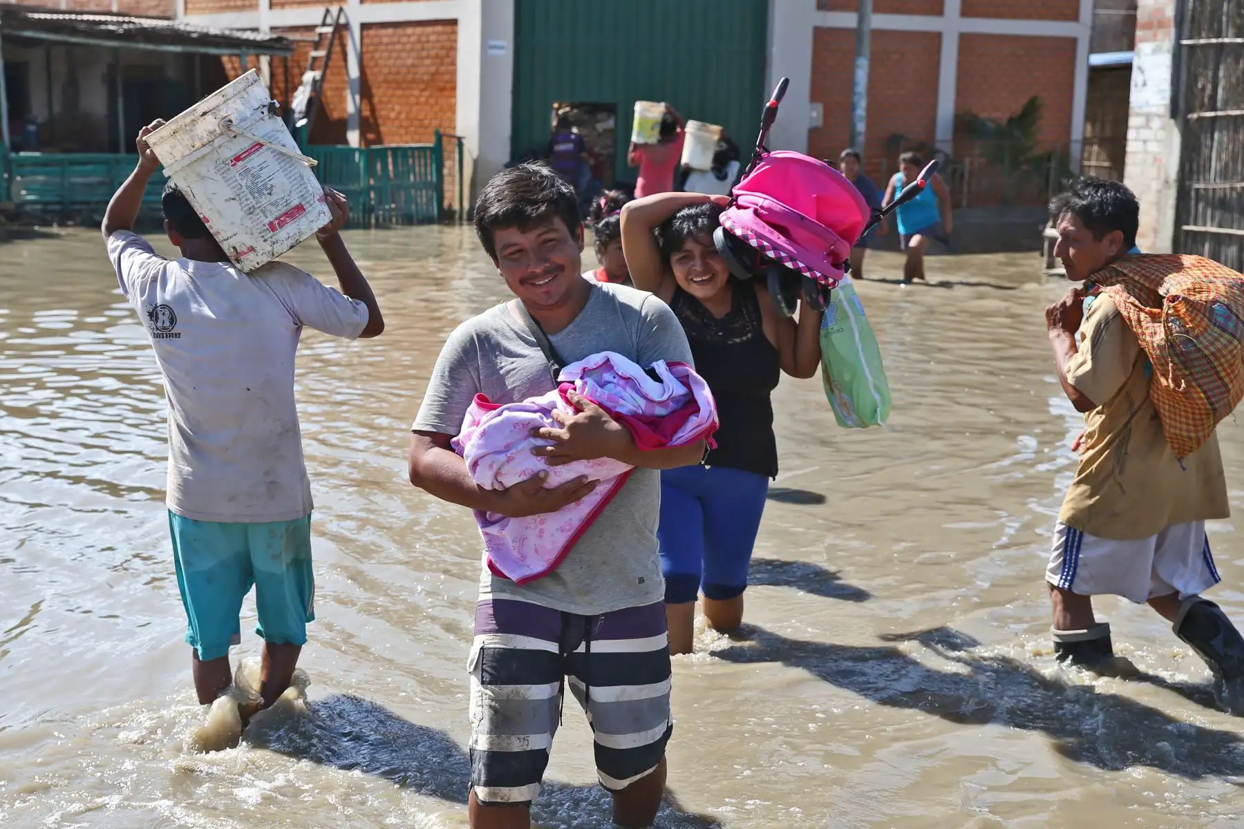PIURA,PERÚ-MARZO 28. Población de Catacaos y  zonas aledañas soportaron inundación que duro más de 20 horas por el desborde del río Piura. Foto:ANDINA/archivo.