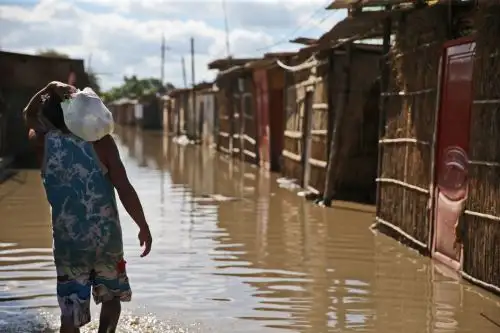 PIURA,PERÚ-MARZO 28. Población de Catacaos y  zonas aledañas soportaron inundación que duró más de 20 horas por el desborde del río Piura. Foto:ANDINA/Oscar Farje Gomero.