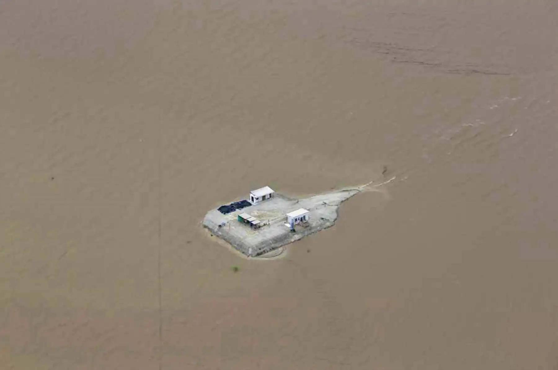 PIURA,PERÚ-MARZO 29.Ministros de Defensa Jorge Nieto y de Agricultura José Hernández sobrevuelan zona de la laguna de la Niña para identificar puntos para labores de drenaje..Foto:ANDINA/archivo.