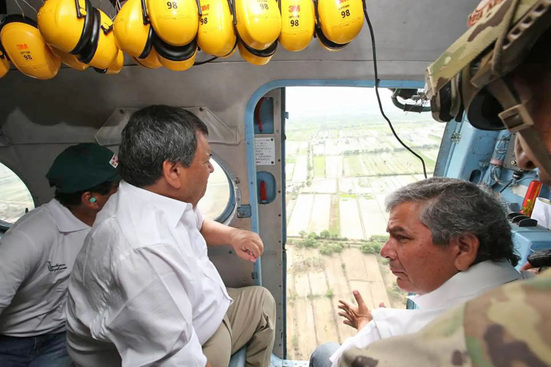 PIURA,PERÚ-MARZO 29.Ministros de Defensa Jorge Nieto y de Agricultura José Hernández sobrevuelan zona de la laguna de la Niña para identificar puntos para labores de drenaje..Foto:ANDINA/archivo.