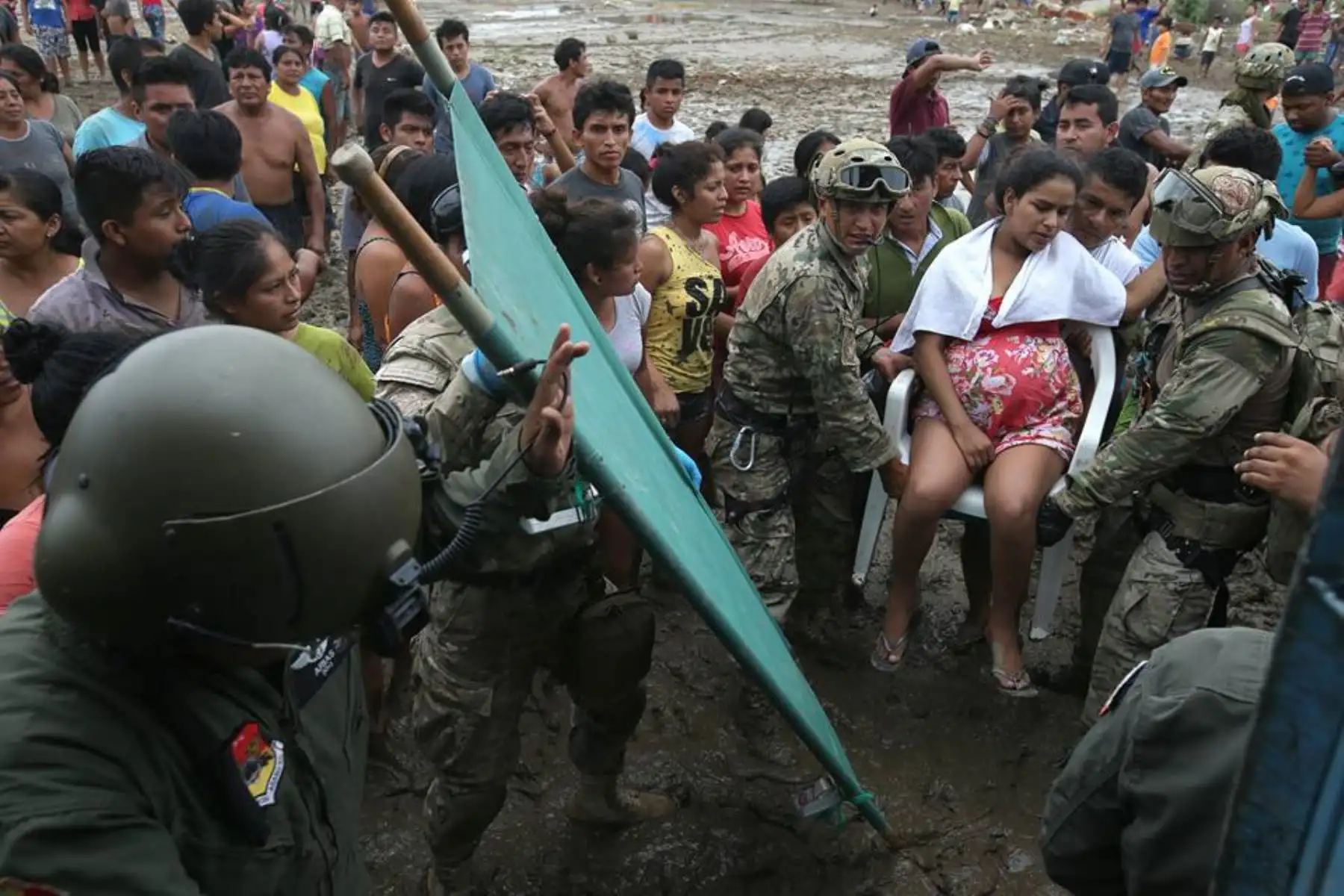 PIURA,PERÚ-MARZO 29. La ayuda humanitaria continúa llegando a los pobladores de Catacaos y caseríos aledaños que están recibiendo el apoyo de las FFAA. En este caso con el apoyo de un helicóptero se evacuó a una señora embarazada. Foto:ANDINA/archivo.