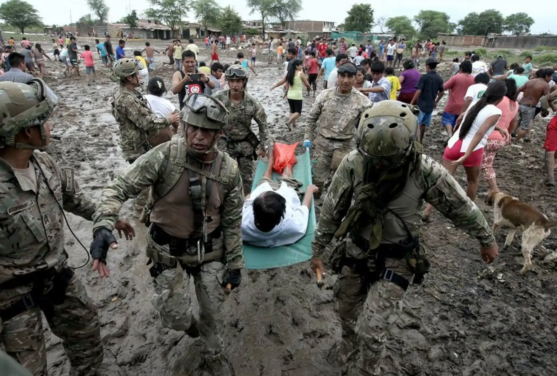 PIURA,PERÚ-MARZO 29. La ayuda humanitaria continúa llegando a los pobladores de Catacaos y caseríos aledaños que están recibiendo el apoyo de las FFAA. En este caso con el apoyo de un helicóptero se evacuó a una señora embarazada. Foto:ANDINA/archivo.
