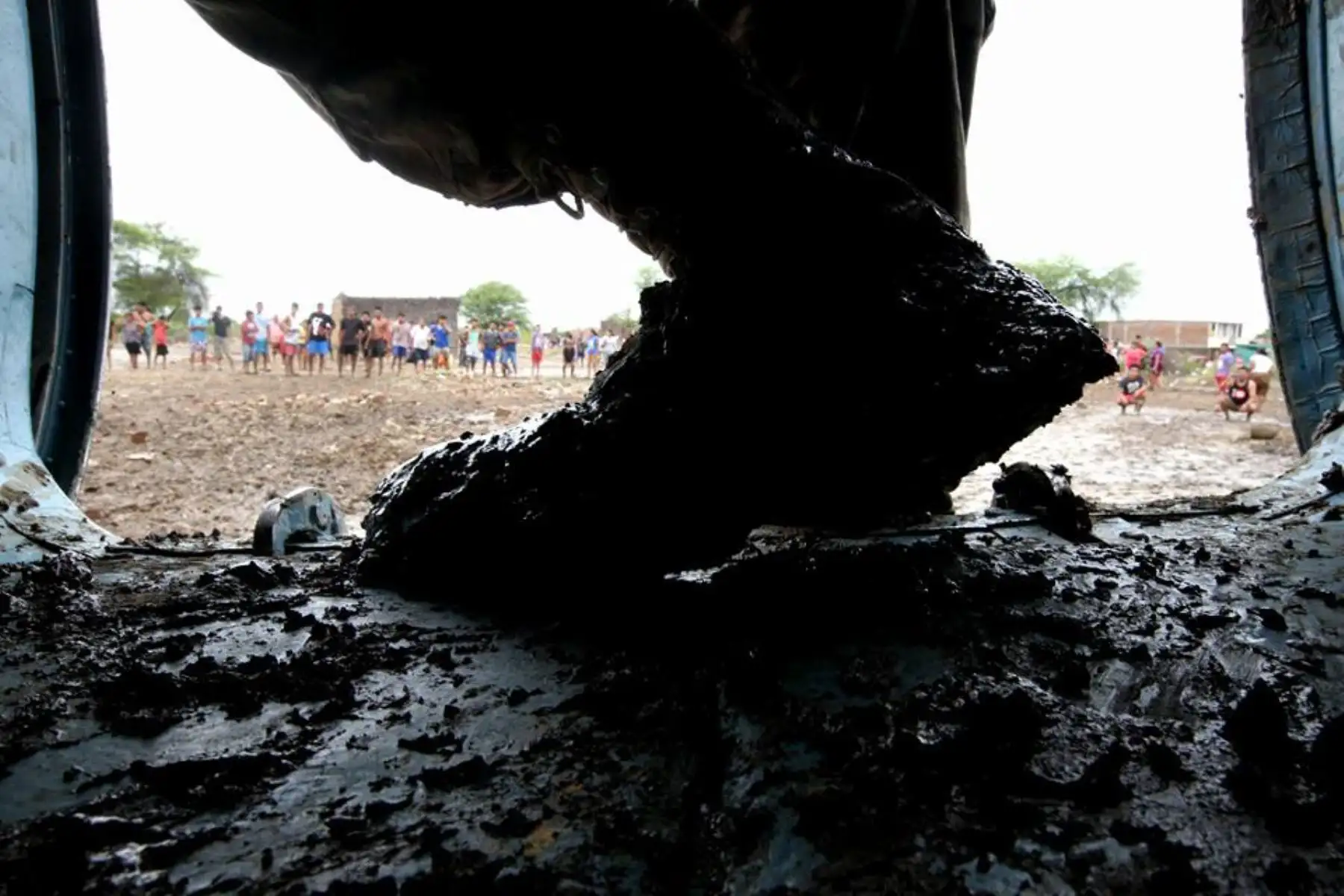 PIURA,PERÚ-MARZO 29. La ayuda humanitaria continúa llegando a los pobladores de Catacaos y caseríos aledaños que están recibiendo el apoyo de las FFAA. En este caso con el apoyo de un helicóptero se evacuó a una señora embarazada. Foto:ANDINA/archivo.